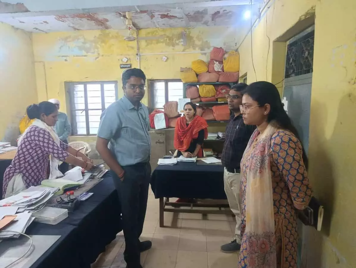 कुम्हेर के सरकारी कार्यालय में फाइलों का निरीक्षण करते जिला कलेक्टर मयंक मनीष और प्रशासनिक अधिकारी। कुम्हेर के सरकारी कार्यालय में फाइलों का निरीक्षण करते जिला कलेक्टर मयंक मनीष और प्रशासनिक अधिकारी।