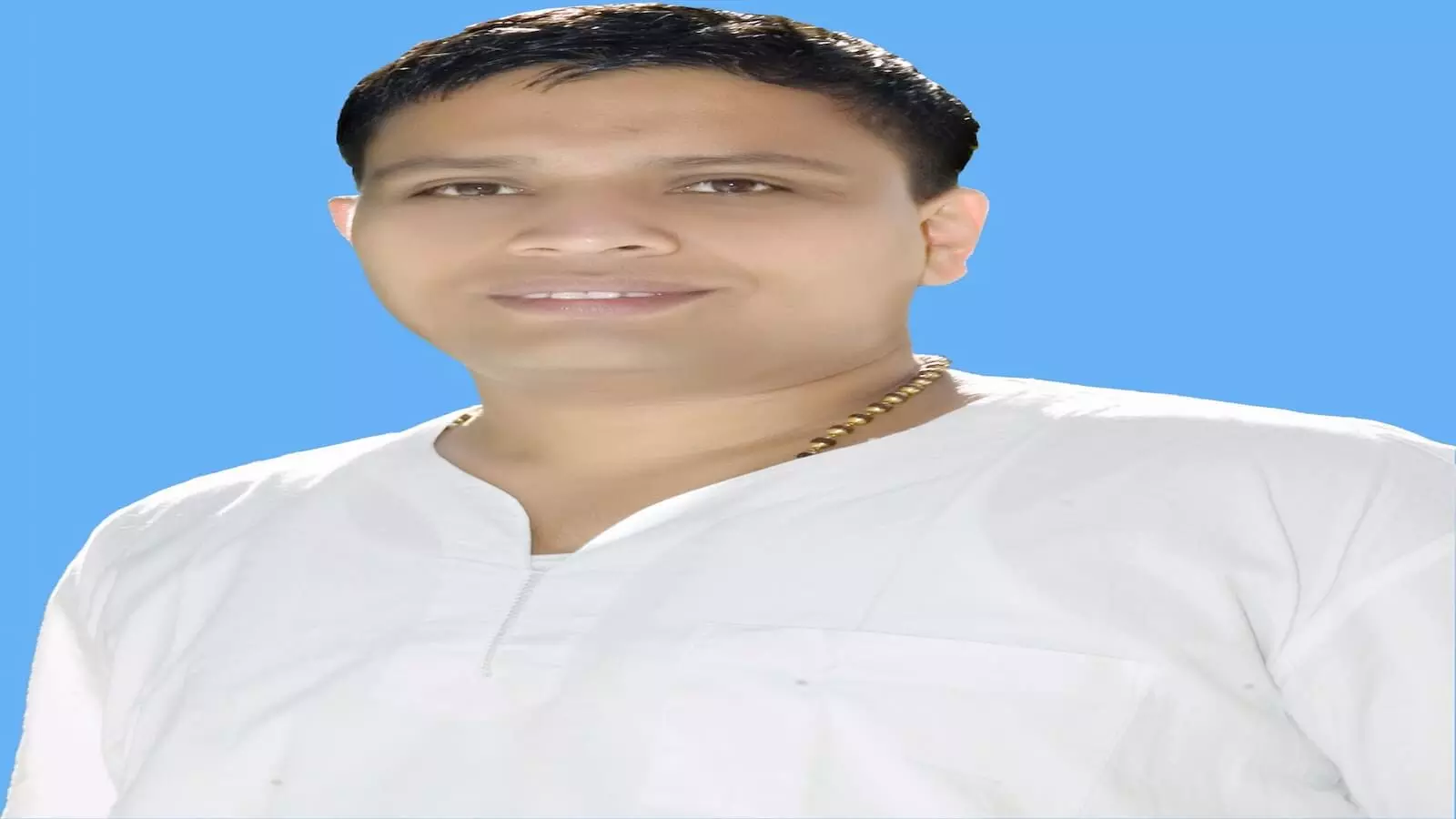सफेद वस्त्र और माला पहने हुए आचार्य बालकृष्ण पतंजलि के शोध संदर्भ में दिख रहे हैं।