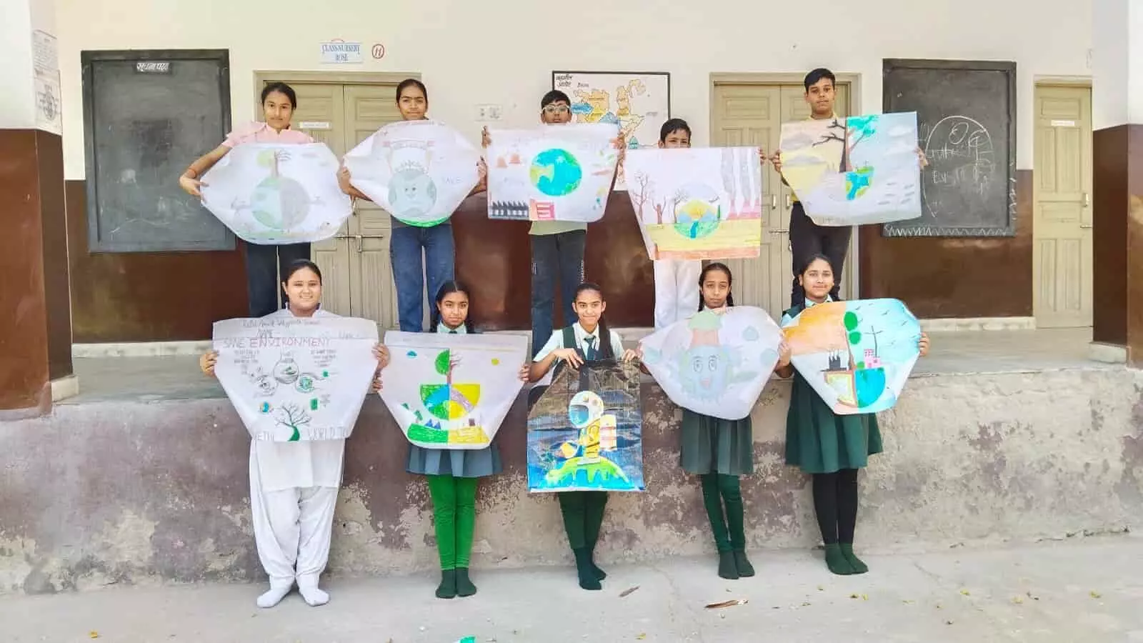 आमेट के विद्यालय में पोस्टर हाथ में लिए बच्चे पृथ्वी दिवस पर पर्यावरण संरक्षण का संदेश दे रहे हैं। आमेट के विद्यालय में पोस्टर हाथ में लिए बच्चे पृथ्वी दिवस पर पर्यावरण संरक्षण का संदेश दे रहे हैं।