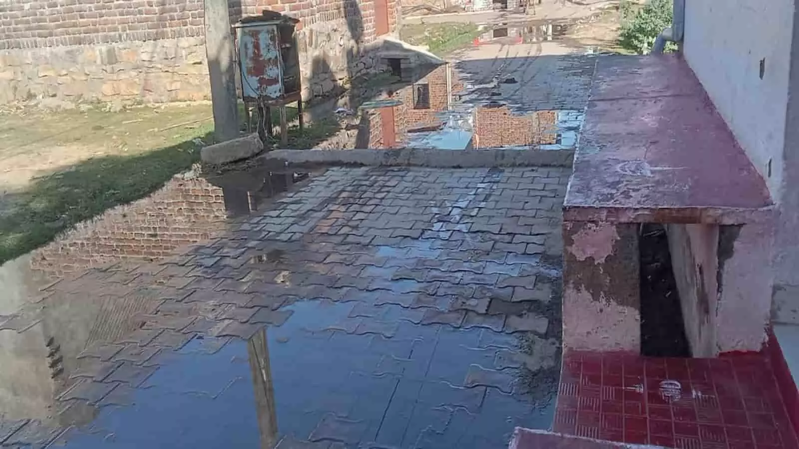 बारां के विज्ञान नगर में सड़क पर जमा गंदा पानी और कचरा जलभराव की समस्या को दर्शाता है। बारां के विज्ञान नगर में सड़क पर जमा गंदा पानी और कचरा जलभराव की समस्या को दर्शाता है।
