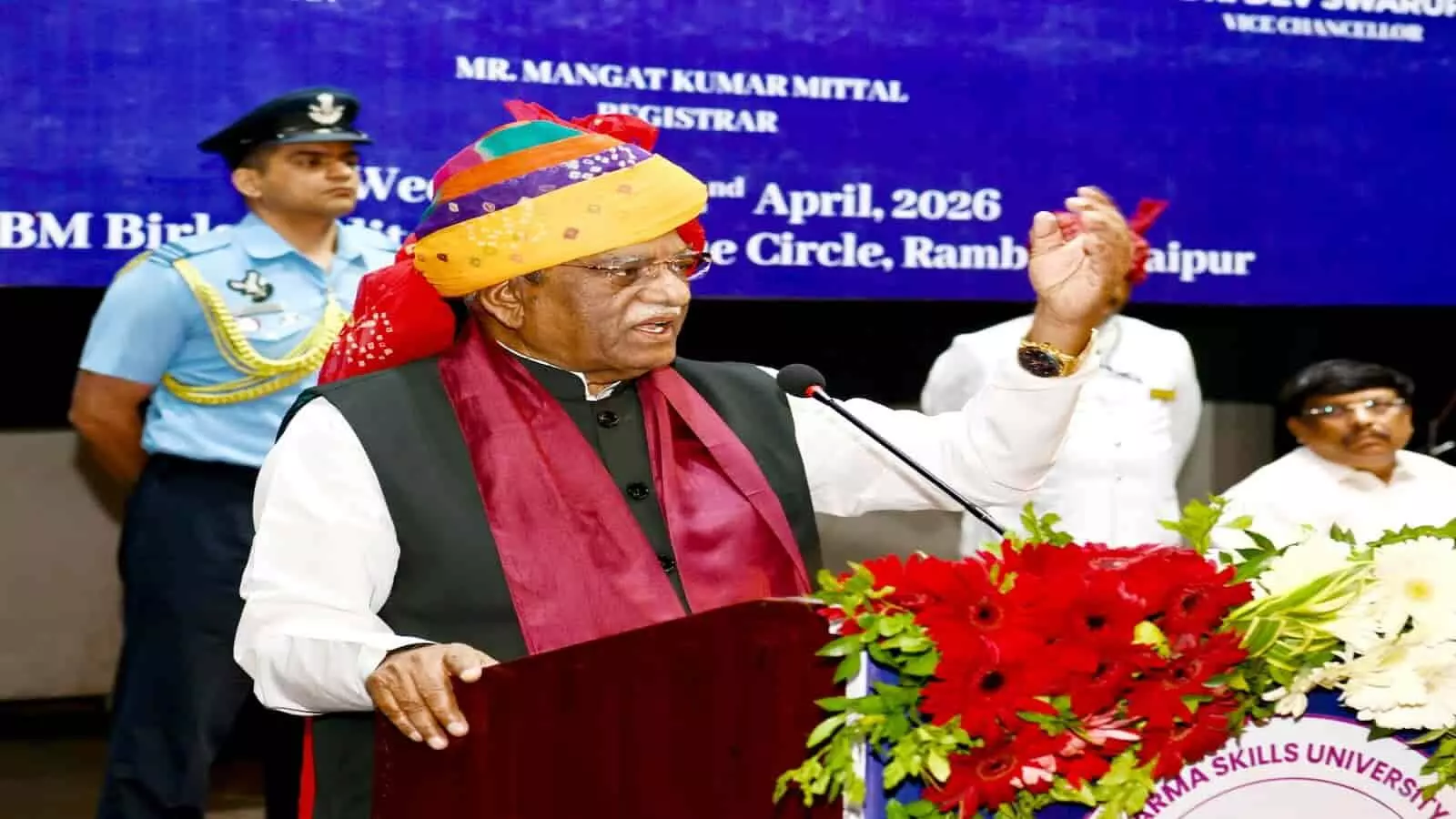 पारंपरिक साफा पहने राज्यपाल हरिभाऊ बागडे जयपुर में विश्वविद्यालय के दीक्षांत समारोह में भाषण देते हुए। पारंपरिक साफा पहने राज्यपाल हरिभाऊ बागडे जयपुर में विश्वविद्यालय के दीक्षांत समारोह में भाषण देते हुए।
