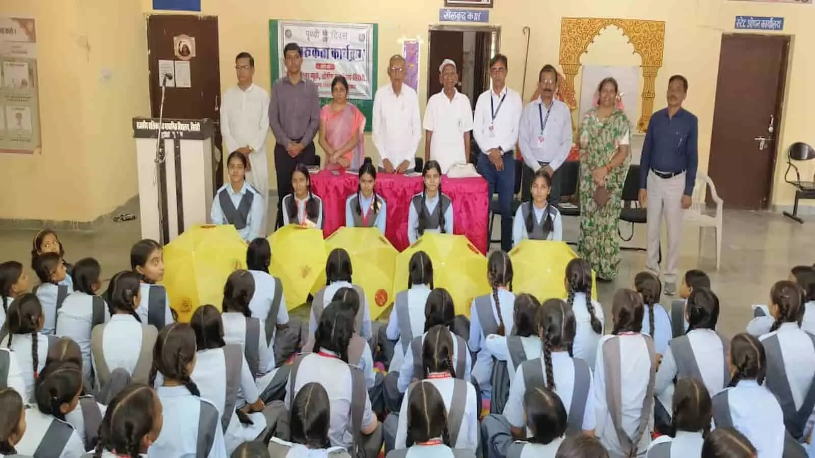 सिरोही के सरकारी विद्यालय में पृथ्वी दिवस कार्यक्रम के दौरान मंच पर बैठे अतिथि और सामने बैठीं छात्राएं। सिरोही के सरकारी विद्यालय में पृथ्वी दिवस कार्यक्रम के दौरान मंच पर बैठे अतिथि और सामने बैठीं छात्राएं।