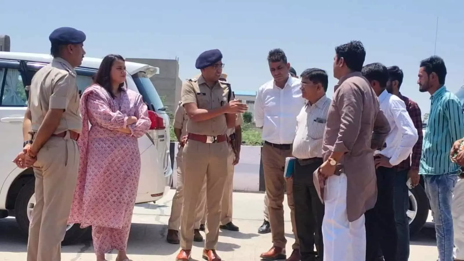 टोंक में भाजपा कार्यालय के बाहर सुरक्षा व्यवस्था का निरीक्षण करतीं कलेक्टर टीना डाबी और पुलिस अधिकारी। टोंक में भाजपा कार्यालय के बाहर सुरक्षा व्यवस्था का निरीक्षण करतीं कलेक्टर टीना डाबी और पुलिस अधिकारी।