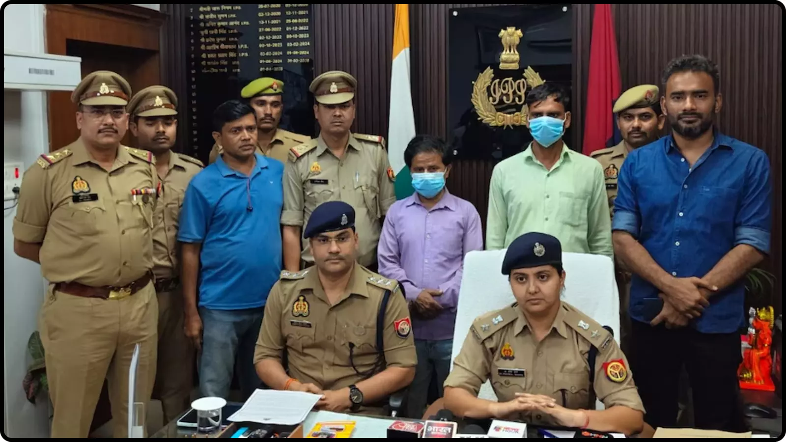 पुलिस अधिकारी और गिरफ्तार किए गए दो व्यक्ति लखनऊ पुलिस कार्यालय में बैठे हुए दिख रहे हैं। पुलिस अधिकारी और गिरफ्तार किए गए दो व्यक्ति लखनऊ पुलिस कार्यालय में बैठे हुए दिख रहे हैं।