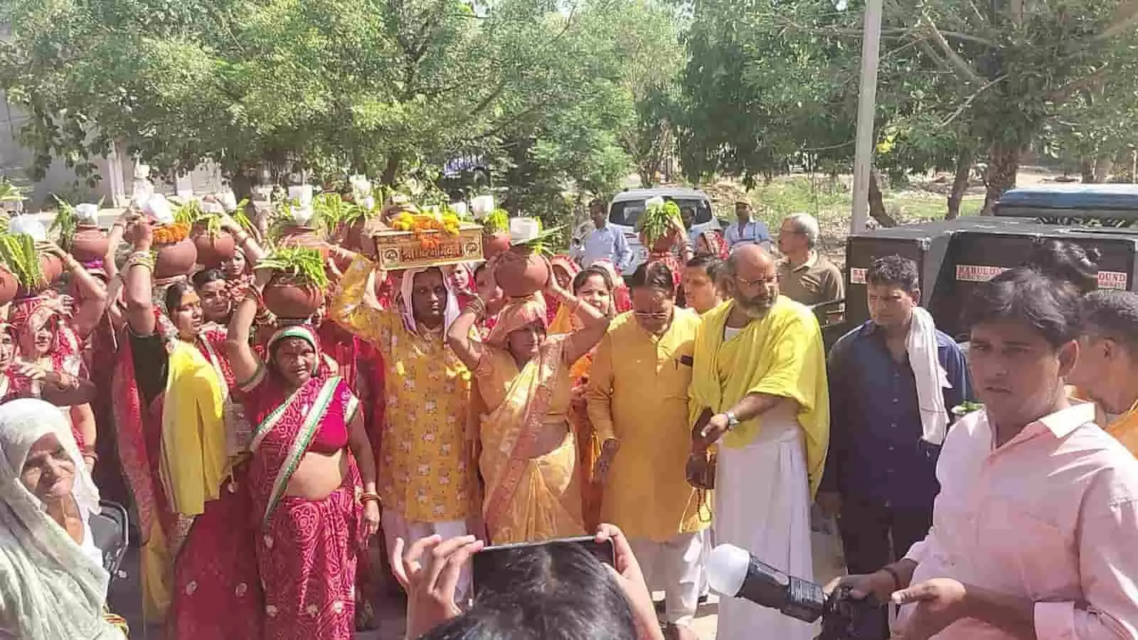 डीग में कलश यात्रा के दौरान सिर पर मंगल कलश रखे महिलाएं और भागवत ग्रंथ ले जाते श्रद्धालु। डीग में कलश यात्रा के दौरान सिर पर मंगल कलश रखे महिलाएं और भागवत ग्रंथ ले जाते श्रद्धालु।