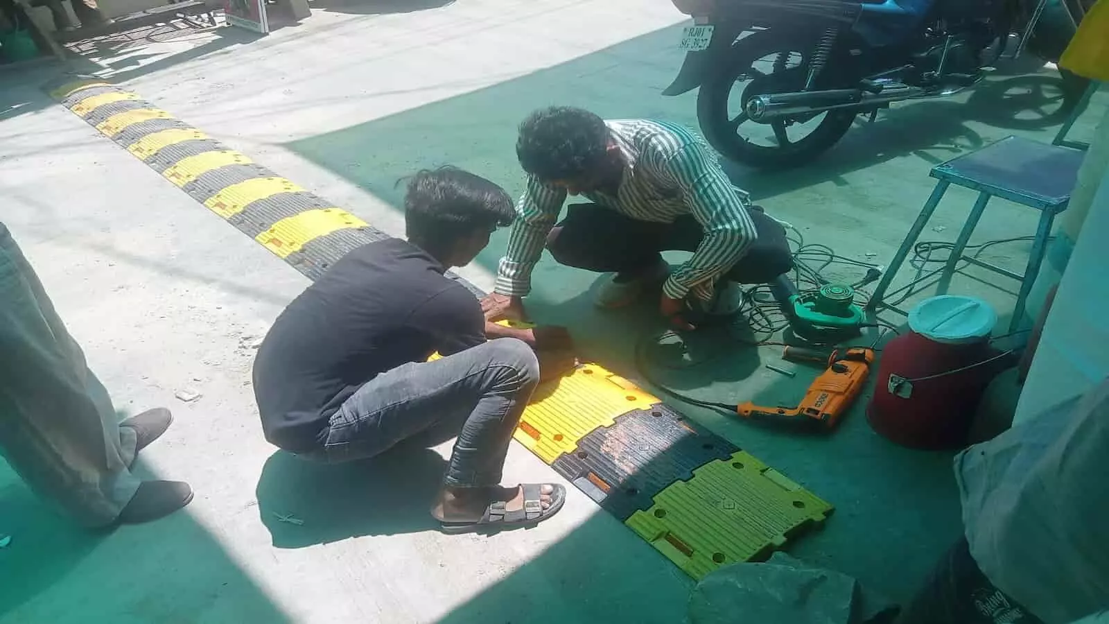 रायपुर के मुख्य बाजार मार्ग पर कर्मचारी सड़क सुरक्षा के लिए प्लास्टिक स्पीड ब्रेकर लगा रहे हैं। रायपुर के मुख्य बाजार मार्ग पर कर्मचारी सड़क सुरक्षा के लिए प्लास्टिक स्पीड ब्रेकर लगा रहे हैं।