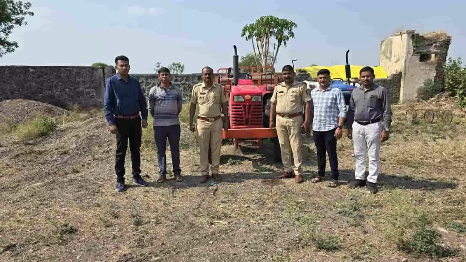 मौजपुरी पुलिस टीम और आरोपी चालक जालना में जब्त किए गए लाल ट्रैक्टर के सामने खड़े हैं। मौजपुरी पुलिस टीम और आरोपी चालक जालना में जब्त किए गए लाल ट्रैक्टर के सामने खड़े हैं।