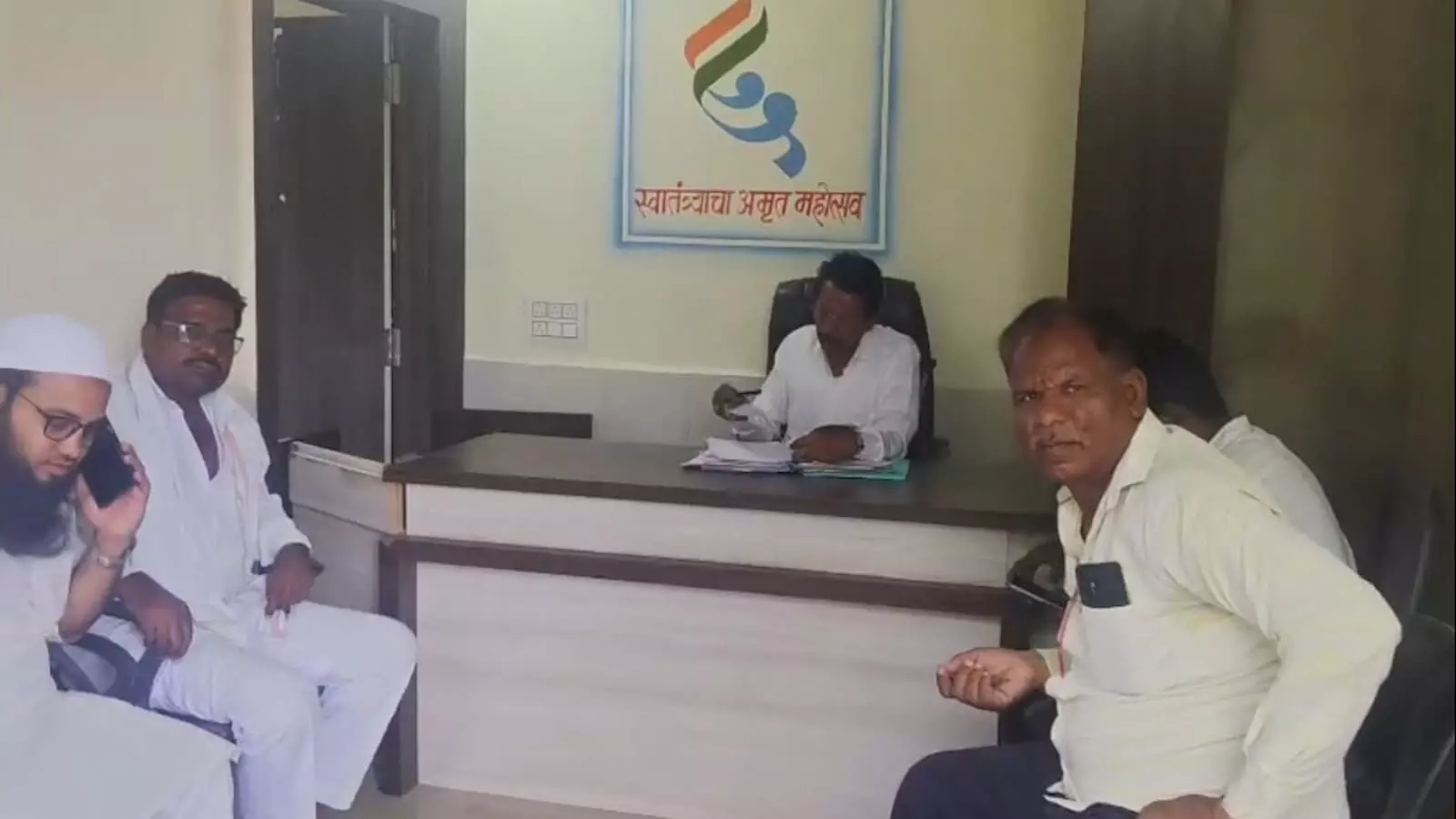 जालना जिला परिषद कार्यालय में अपनी मेज पर शासकीय कार्य करते कर्मचारी और उपस्थित अन्य लोग। जालना जिला परिषद कार्यालय में अपनी मेज पर शासकीय कार्य करते कर्मचारी और उपस्थित अन्य लोग।