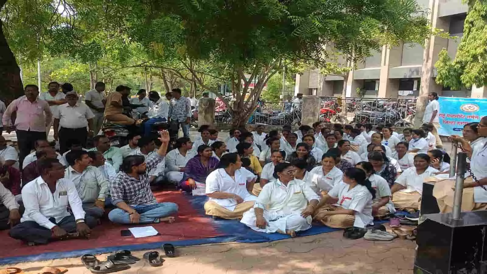 मैदान में दरी पर बैठकर विरोध प्रदर्शन करते महाराष्ट्र के सरकारी चतुर्थ श्रेणी कर्मचारी। मैदान में दरी पर बैठकर विरोध प्रदर्शन करते महाराष्ट्र के सरकारी चतुर्थ श्रेणी कर्मचारी।