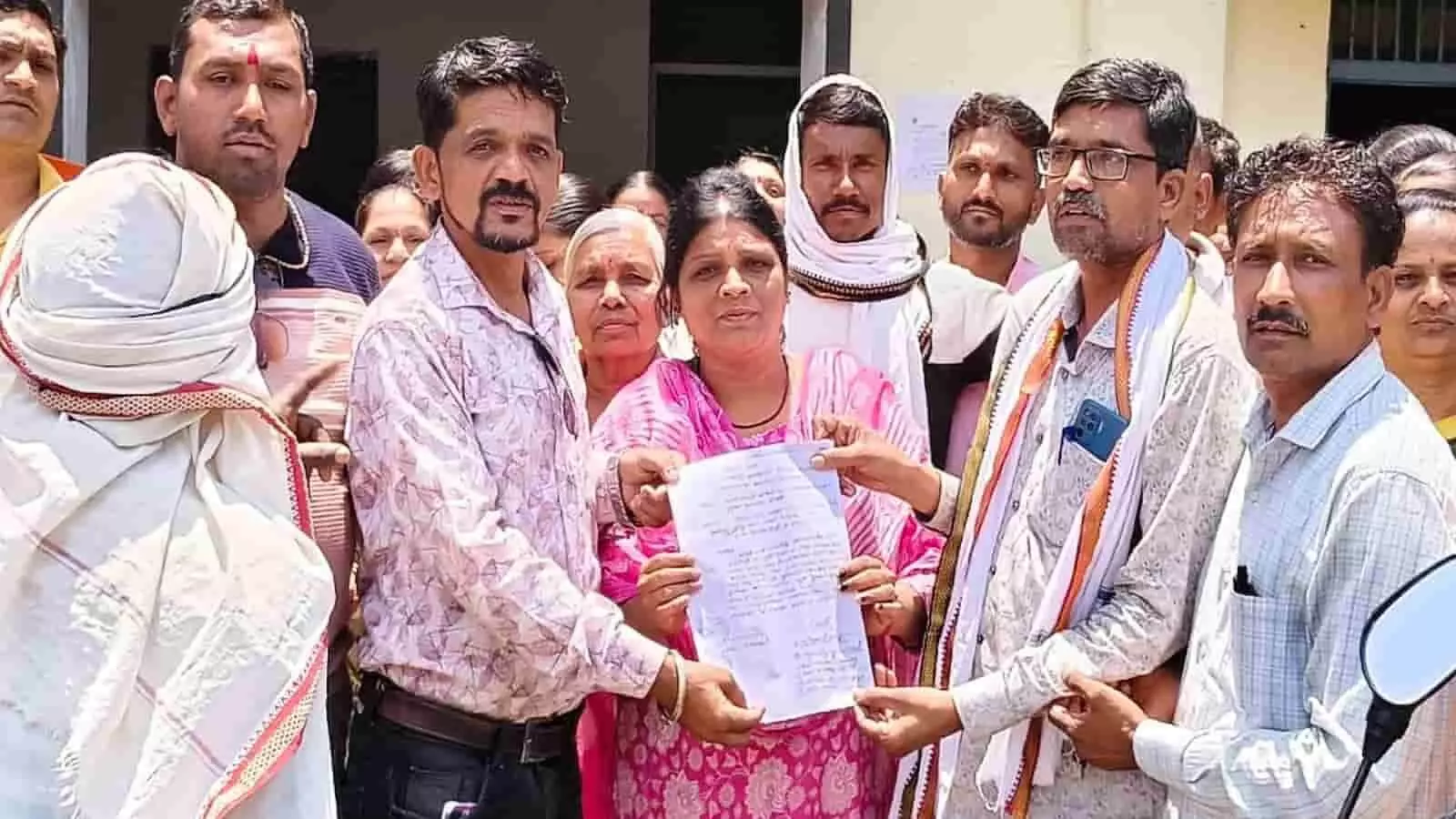नेरपिंगळाई ग्रामपंचायत कार्यालय में पानी की समस्या हेतु निवेदन सौंपते हुए ग्रामीण और पत्रकार।