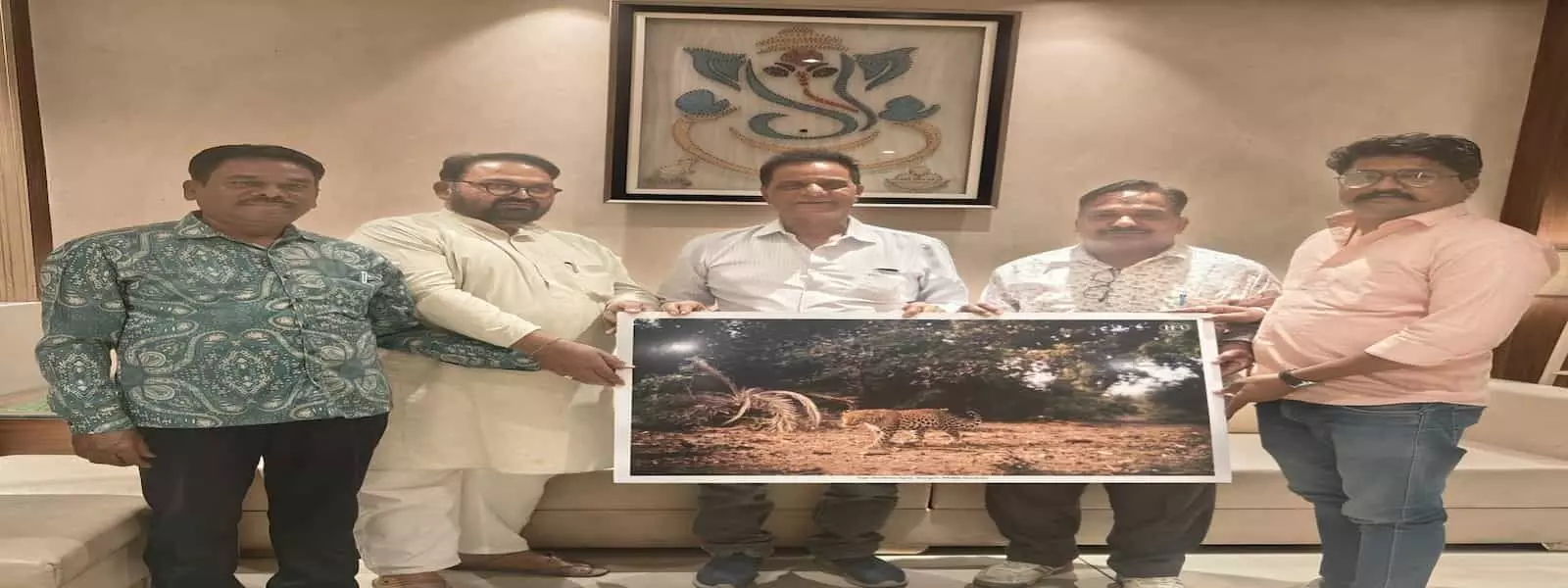 कोटा में होटल फेडरेशन के पदाधिकारी शेरगढ़ वन्यजीव अभयारण्य के चीता पोस्टर का विमोचन करते हुए। कोटा में होटल फेडरेशन के पदाधिकारी शेरगढ़ वन्यजीव अभयारण्य के चीता पोस्टर का विमोचन करते हुए।