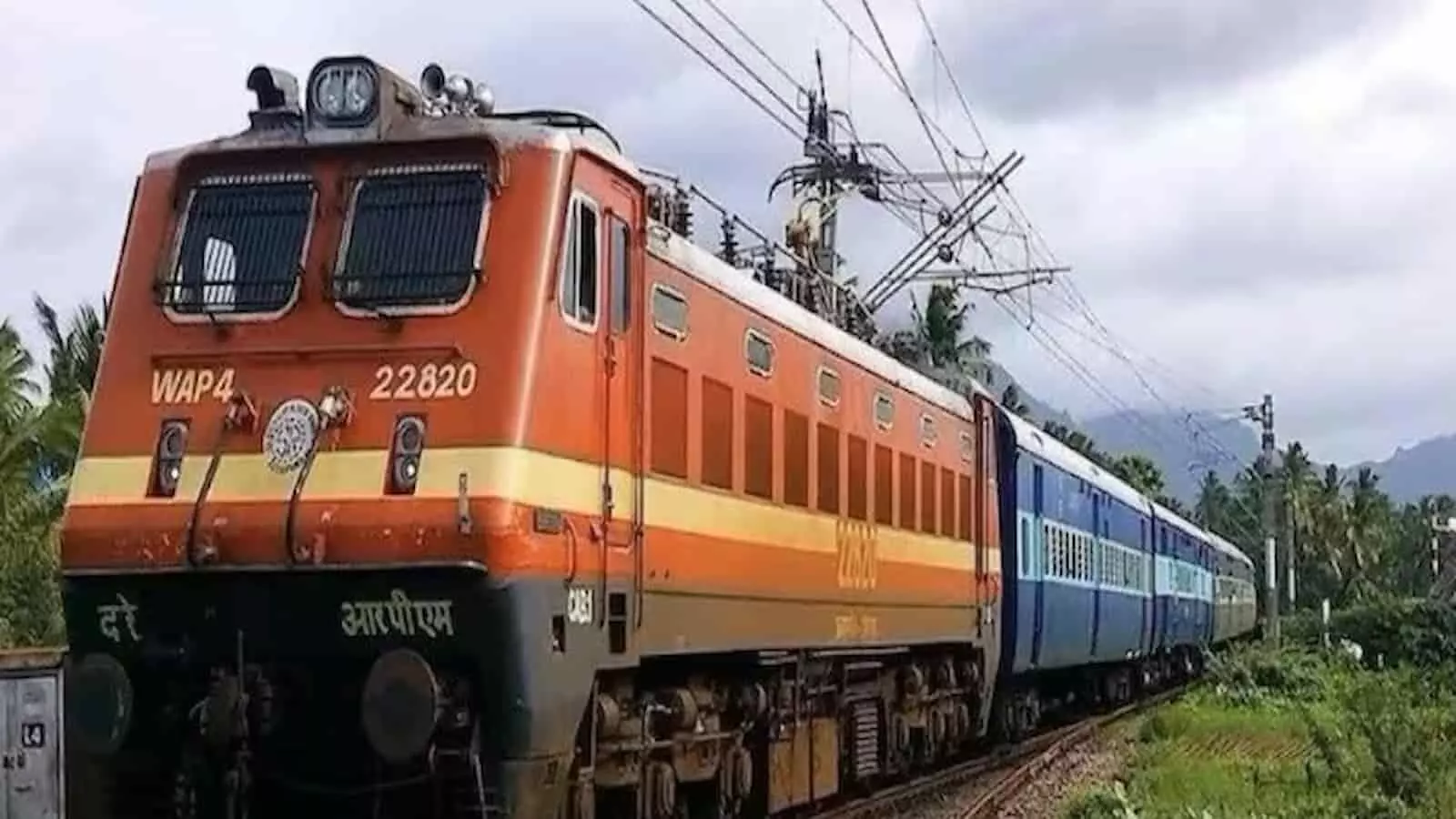 प्रयागराज रेलवे स्टेशन के ट्रैक पर काम करते रेल कर्मचारी और रूट डायवर्जन की सूचना।