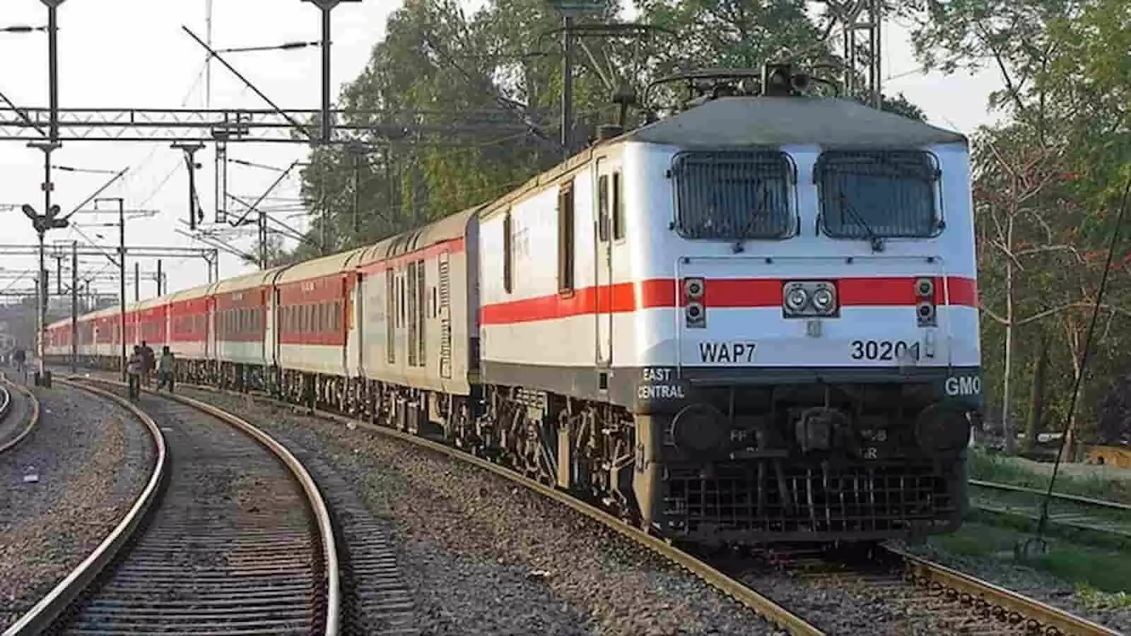 छत्रपति शिवाजी महाराज टर्मिनस के प्लेटफॉर्म पर खड़ी रीवा जाने वाली सुपरफास्ट एक्सप्रेस ट्रेन का दृश्य। छत्रपति शिवाजी महाराज टर्मिनस के प्लेटफॉर्म पर खड़ी रीवा जाने वाली सुपरफास्ट एक्सप्रेस ट्रेन का दृश्य।