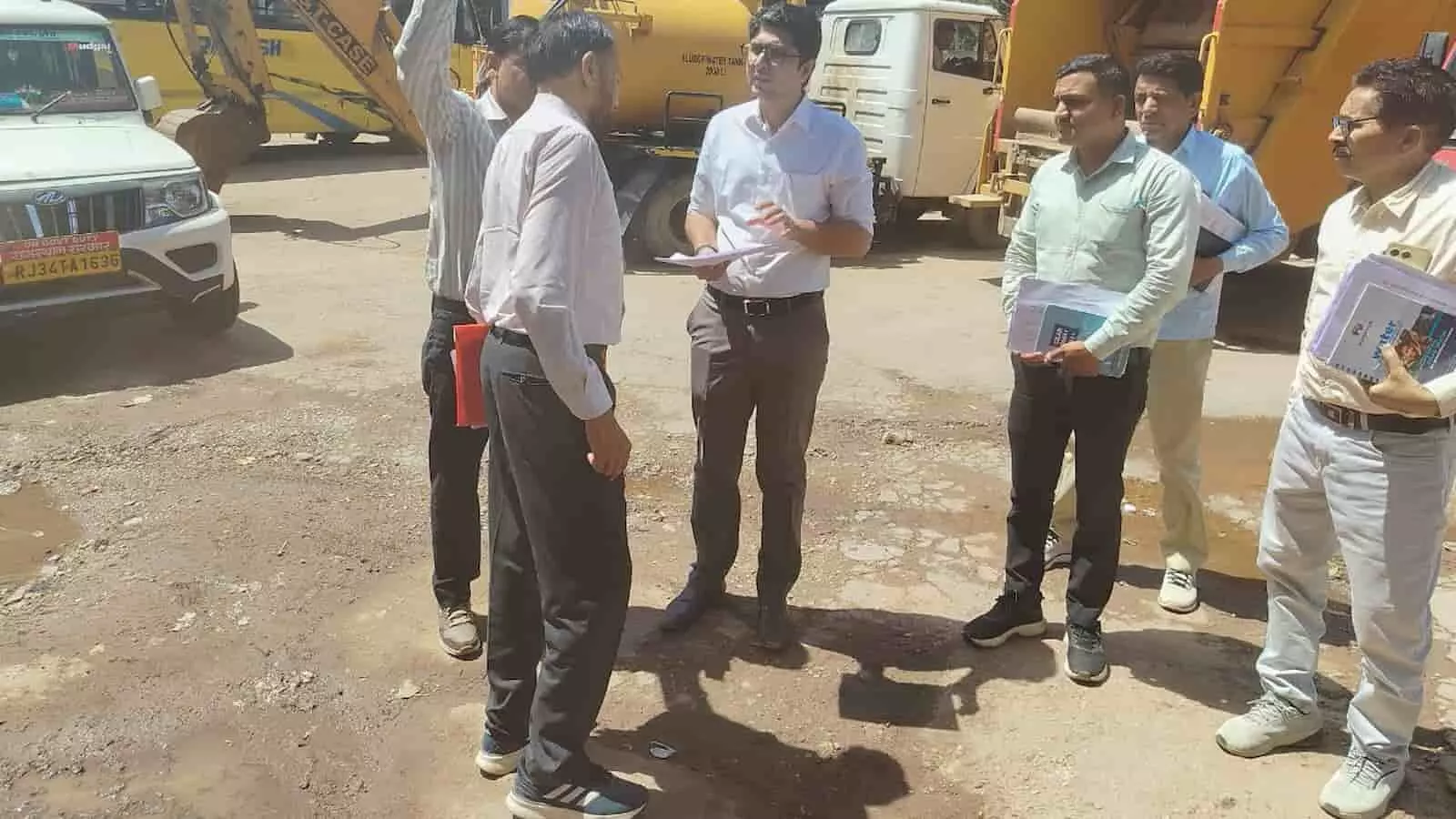 करौली में जिला कलेक्टर अक्षय गोदारा अधिकारियों के साथ पेयजल पंप हाउस का निरीक्षण करते हुए। करौली में जिला कलेक्टर अक्षय गोदारा अधिकारियों के साथ पेयजल पंप हाउस का निरीक्षण करते हुए।