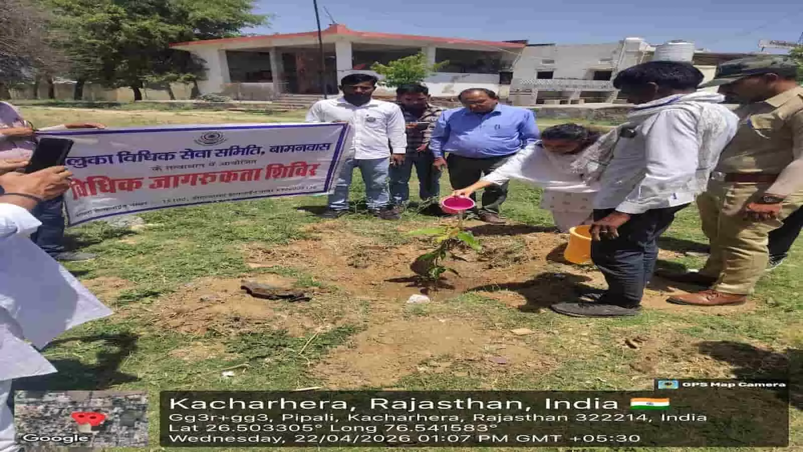बामनवास के स्कूल में न्यायिक मजिस्ट्रेट अंशिका दिनकर और अन्य लोग पौधा लगाकर जल अर्पण कर रहे हैं। बामनवास के स्कूल में न्यायिक मजिस्ट्रेट अंशिका दिनकर और अन्य लोग पौधा लगाकर जल अर्पण कर रहे हैं।