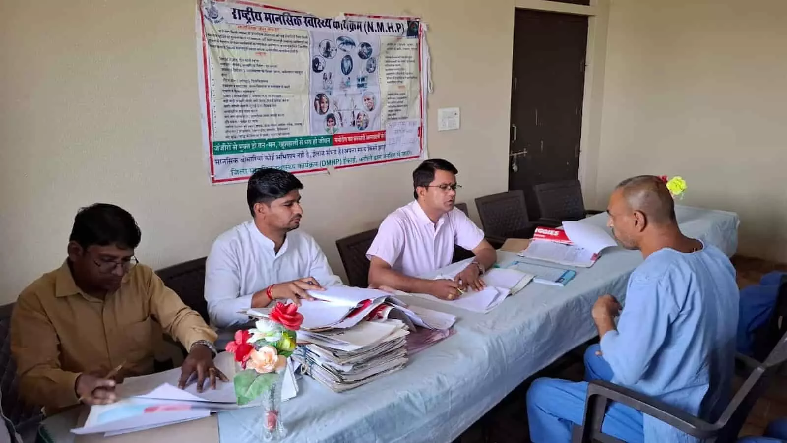 हिंडौनसिटी के अपना घर आश्रम में मानसिक स्वास्थ्य शिविर के दौरान मरीजों की जांच करते डॉक्टर। हिंडौनसिटी के अपना घर आश्रम में मानसिक स्वास्थ्य शिविर के दौरान मरीजों की जांच करते डॉक्टर।