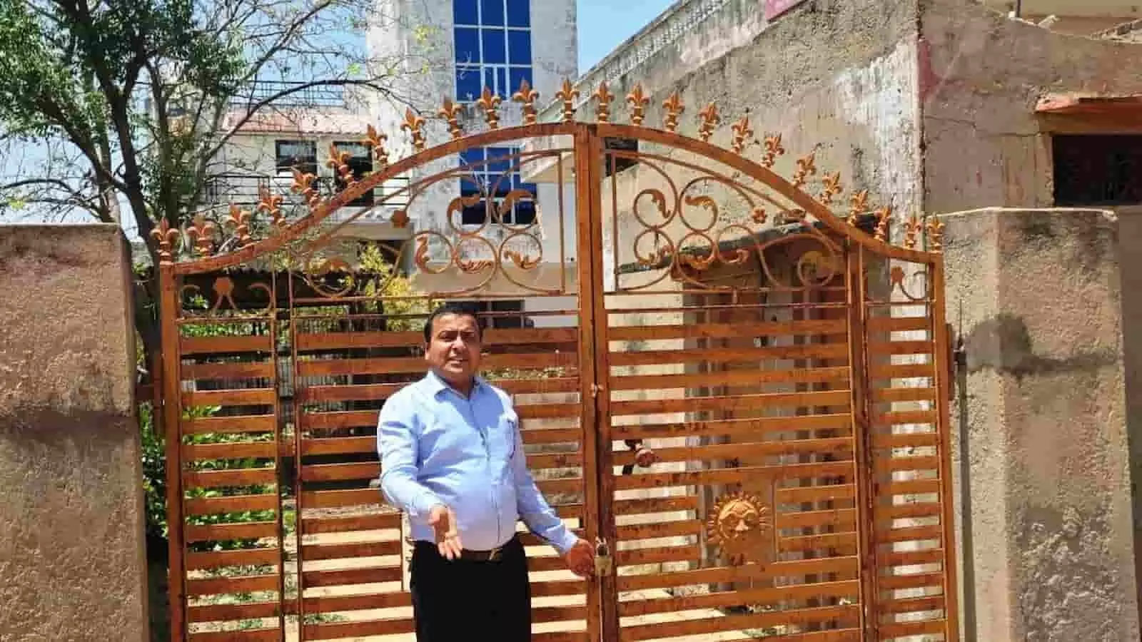 गंगापुर सिटी में आयुष्मान आरोग्य मंदिर के बंद दरवाजे पर लगे ताले को दिखाते हुए अतिरिक्त जिला कलक्टर सुदर्शन सिंह। गंगापुर सिटी में आयुष्मान आरोग्य मंदिर के बंद दरवाजे पर लगे ताले को दिखाते हुए अतिरिक्त जिला कलक्टर सुदर्शन सिंह।