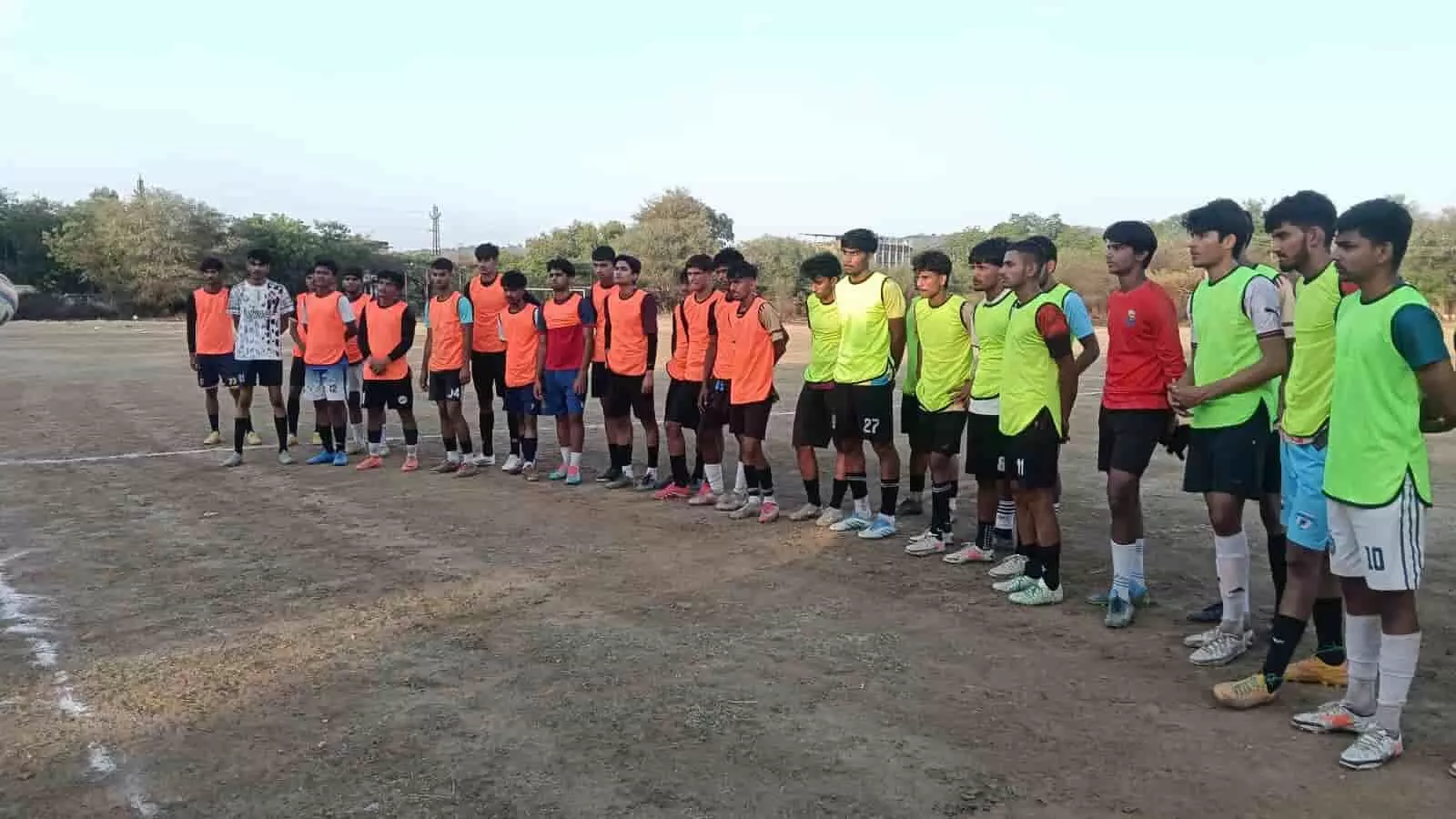निम्बाहेड़ा के कॉलेज ग्राउंड में अभ्यास के लिए तैयार अंडर-20 फुटबॉल खिलाड़ी और प्रशिक्षक। निम्बाहेड़ा के कॉलेज ग्राउंड में अभ्यास के लिए तैयार अंडर-20 फुटबॉल खिलाड़ी और प्रशिक्षक।