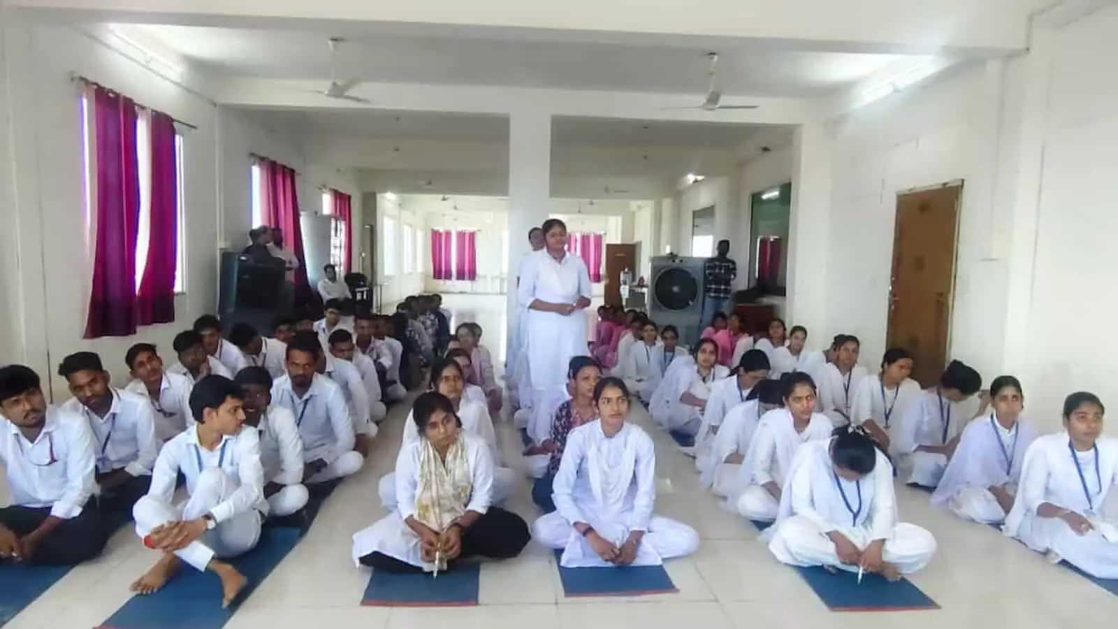 सुधा फार्मेसी कॉलेज कोटा में विश्व पृथ्वी दिवस कार्यक्रम के दौरान जमीन पर बैठे छात्र और छात्राएं। सुधा फार्मेसी कॉलेज कोटा में विश्व पृथ्वी दिवस कार्यक्रम के दौरान जमीन पर बैठे छात्र और छात्राएं।