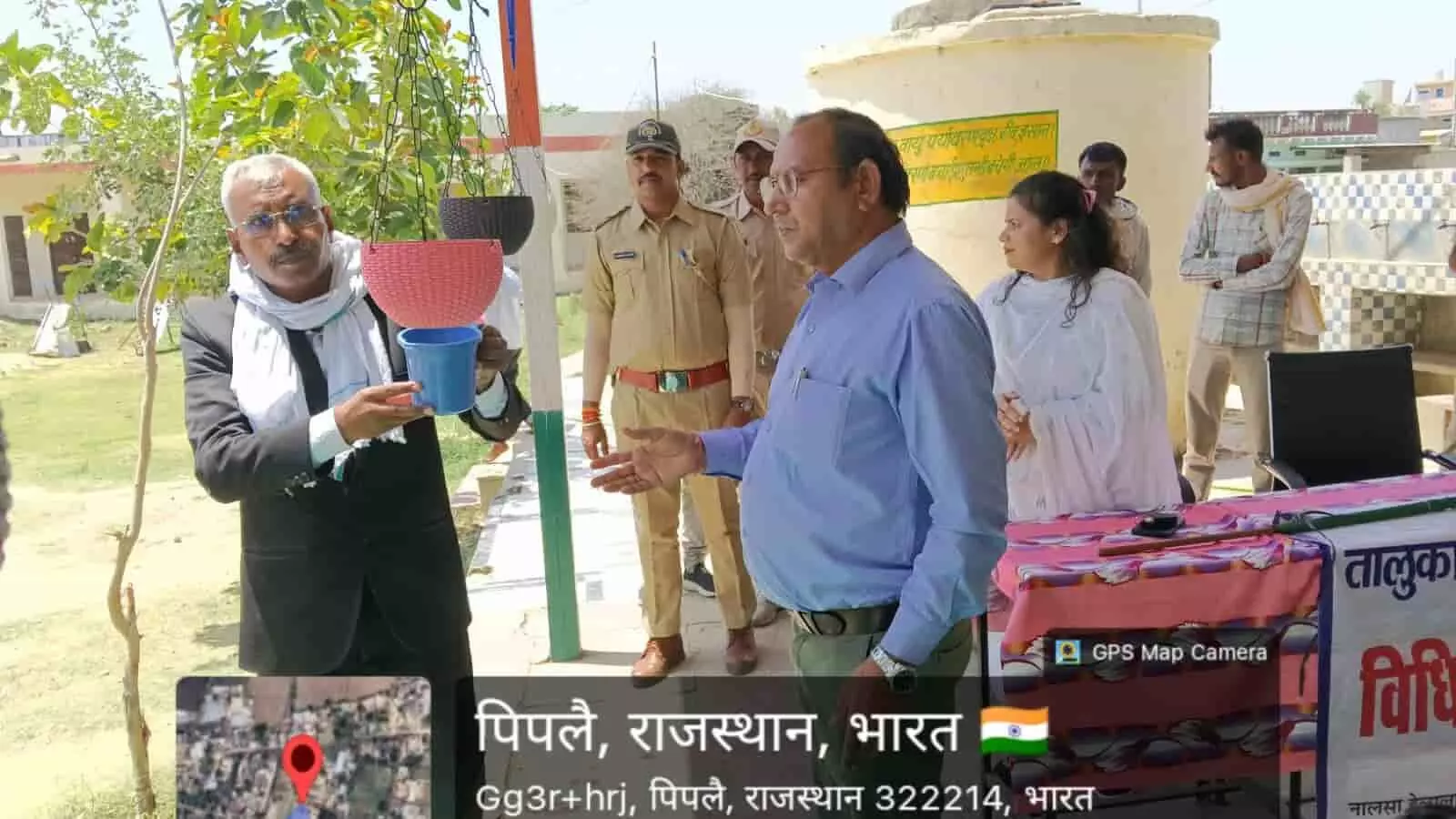 पिपलै राजस्थान में टीबी मुक्त भारत अभियान के दौरान स्वास्थ्य जांच की जानकारी देते अधिकारी और ग्रामीण। पिपलै राजस्थान में टीबी मुक्त भारत अभियान के दौरान स्वास्थ्य जांच की जानकारी देते अधिकारी और ग्रामीण।