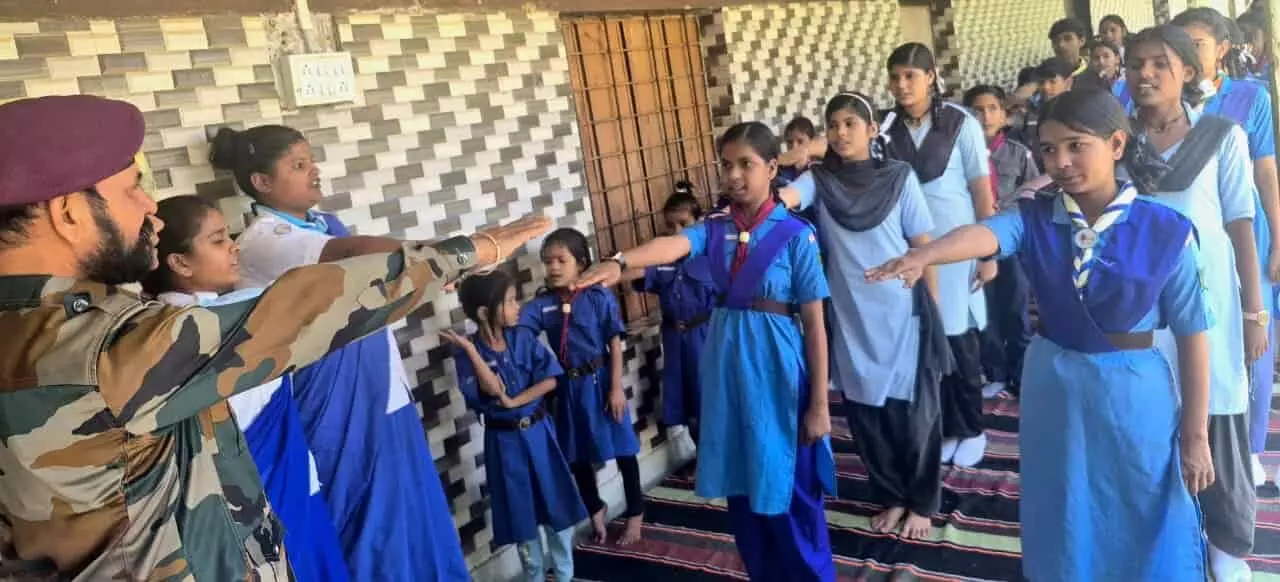 विद्यालय परिसर में हाथ आगे बढ़ाकर पर्यावरण संरक्षण और स्वच्छता की सामूहिक शपथ लेते हुए वर्दीधारी स्काउट गाइड छात्र। विद्यालय परिसर में हाथ आगे बढ़ाकर पर्यावरण संरक्षण और स्वच्छता की सामूहिक शपथ लेते हुए वर्दीधारी स्काउट गाइड छात्र।