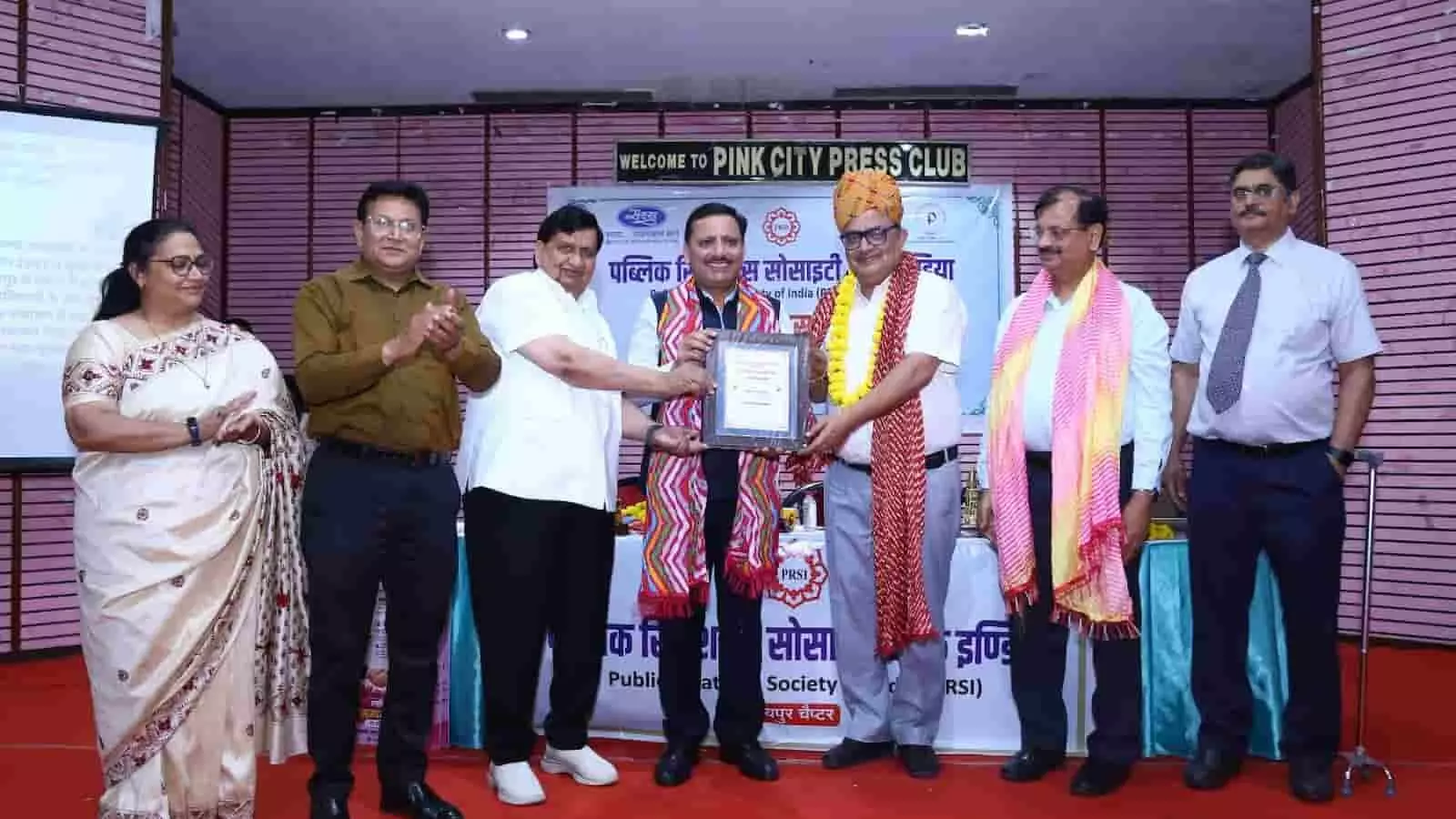 पिंक सिटी प्रेस क्लब जयपुर में कमल जोशी को जनसंपर्क श्री सम्मान देते हुए अतिथि। पिंक सिटी प्रेस क्लब जयपुर में कमल जोशी को जनसंपर्क श्री सम्मान देते हुए अतिथि।