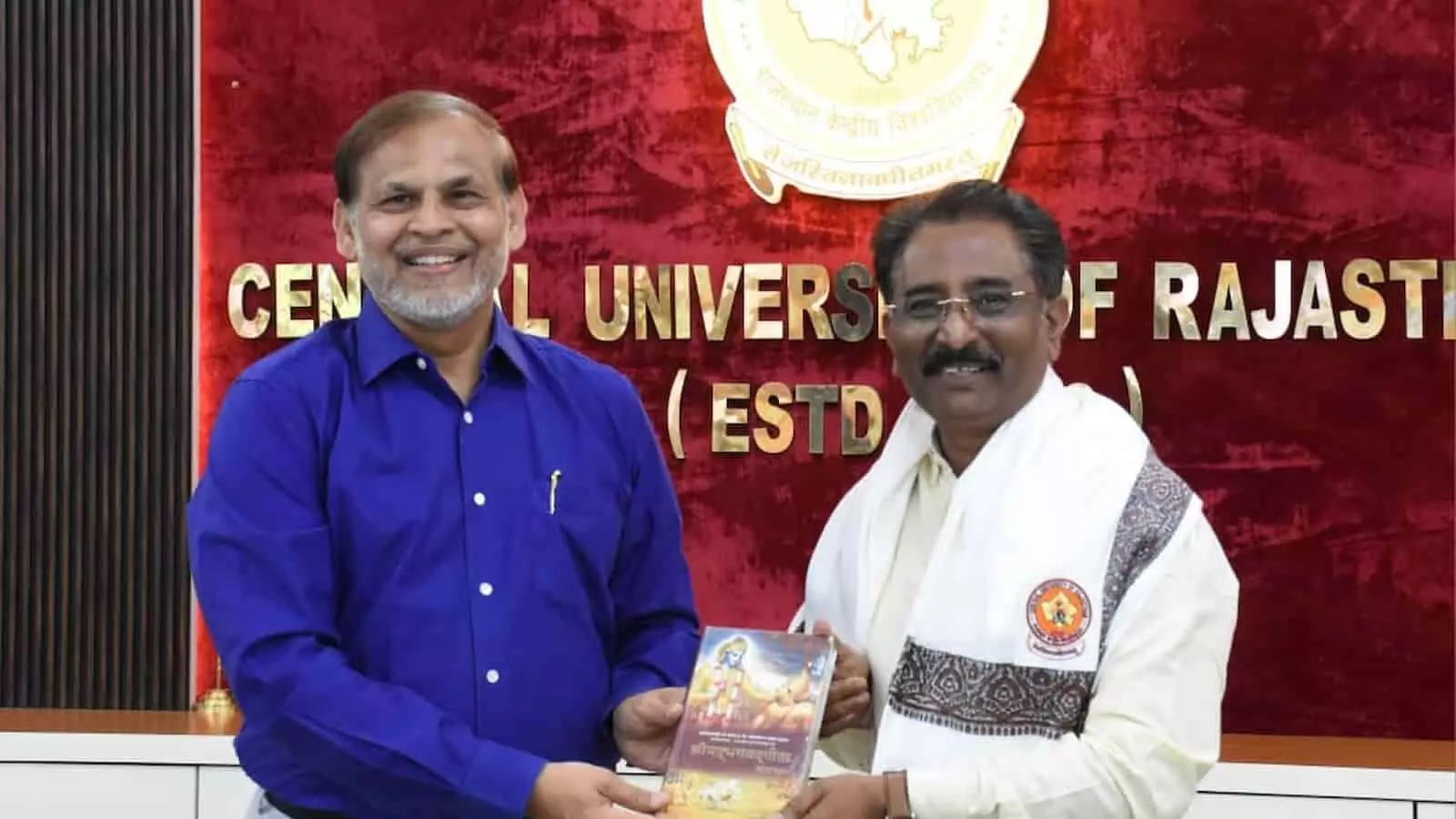 अजमेर के सीयूराज परिसर में कुलपति प्रो. आनंद भालेराव और बीएनएचएस प्रतिनिधि समझौता ज्ञापन के दौरान। अजमेर के सीयूराज परिसर में कुलपति प्रो. आनंद भालेराव और बीएनएचएस प्रतिनिधि समझौता ज्ञापन के दौरान।