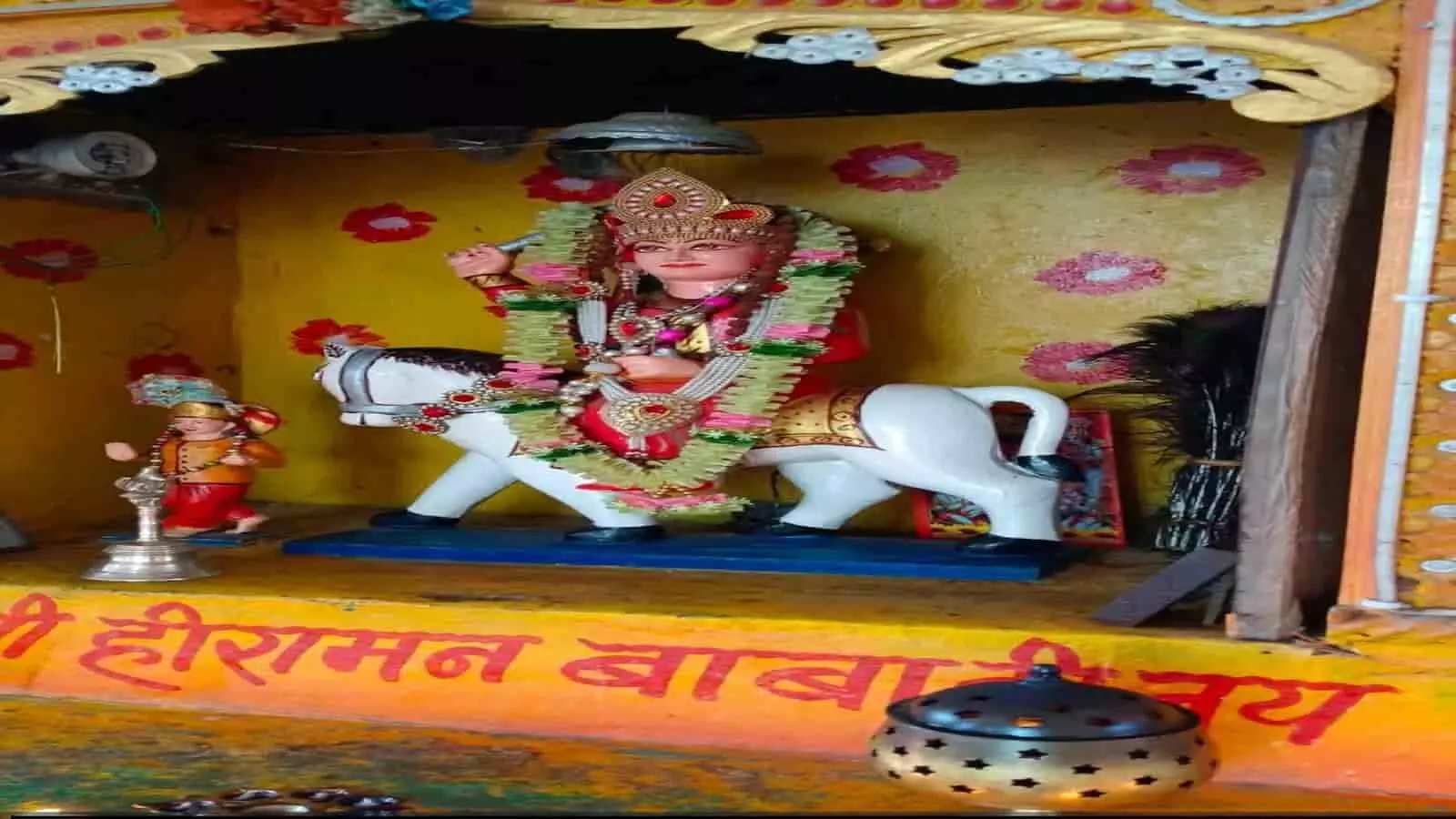 छोंकरवाड़ा खुर्द के हीरामन बाबा मंदिर में घोड़े पर सवार बाबा की सजी हुई प्रतिमा। छोंकरवाड़ा खुर्द के हीरामन बाबा मंदिर में घोड़े पर सवार बाबा की सजी हुई प्रतिमा।
