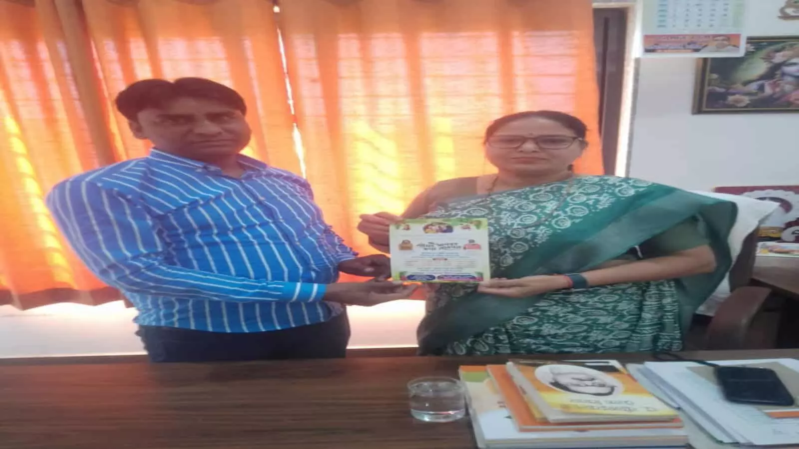 भुसावर के सलैमपुर खुर्द में भागवत कथा का निमंत्रण पत्र देते लोकपाल राजेश मीना और जिला अध्यक्ष शिवानी दायमा। भुसावर के सलैमपुर खुर्द में भागवत कथा का निमंत्रण पत्र देते लोकपाल राजेश मीना और जिला अध्यक्ष शिवानी दायमा।