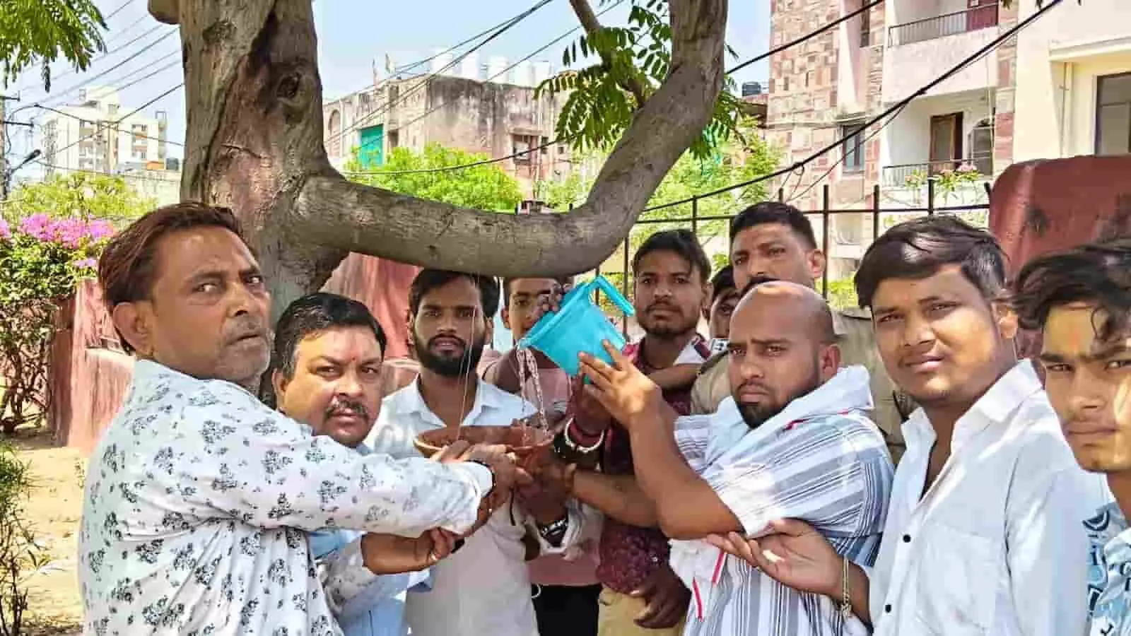 जयपुर के चंद्रशेखर आजाद पार्क में पेड़ पर पानी का परिंडा बांधते हुए सामाजिक कार्यकर्ता। जयपुर के चंद्रशेखर आजाद पार्क में पेड़ पर पानी का परिंडा बांधते हुए सामाजिक कार्यकर्ता।
