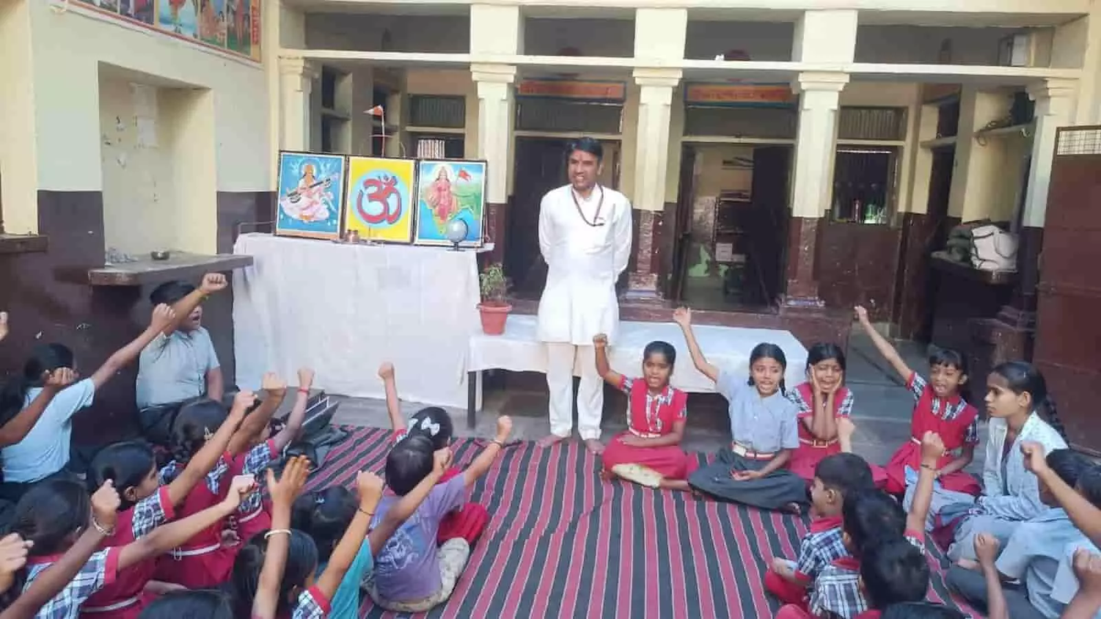 आदर्श विद्या मंदिर अटरू के प्रांगण में हाथ उठाकर पर्यावरण संरक्षण की शपथ लेते छात्र और प्रधानाचार्य। आदर्श विद्या मंदिर अटरू के प्रांगण में हाथ उठाकर पर्यावरण संरक्षण की शपथ लेते छात्र और प्रधानाचार्य।