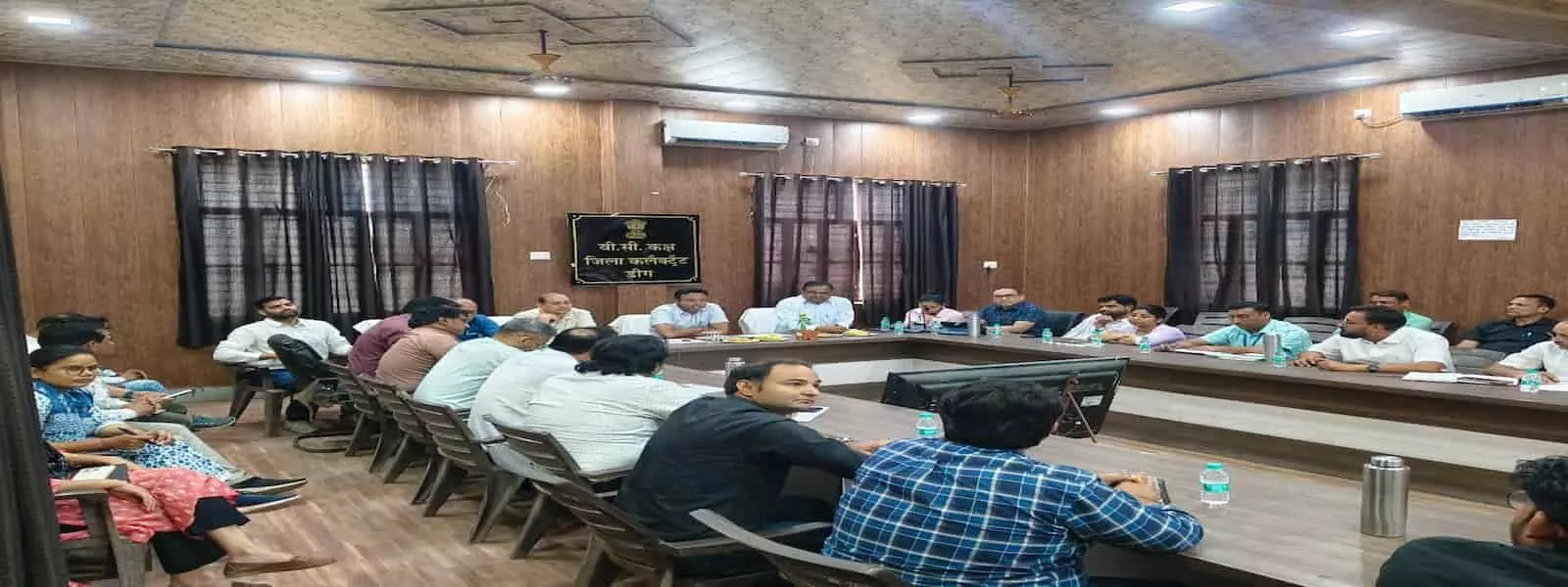 डीग पंचायत समिति सभागार में जिला स्वास्थ्य समिति की बैठक लेते जिला कलेक्टर मयंक मनीष और अन्य अधिकारी। डीग पंचायत समिति सभागार में जिला स्वास्थ्य समिति की बैठक लेते जिला कलेक्टर मयंक मनीष और अन्य अधिकारी।