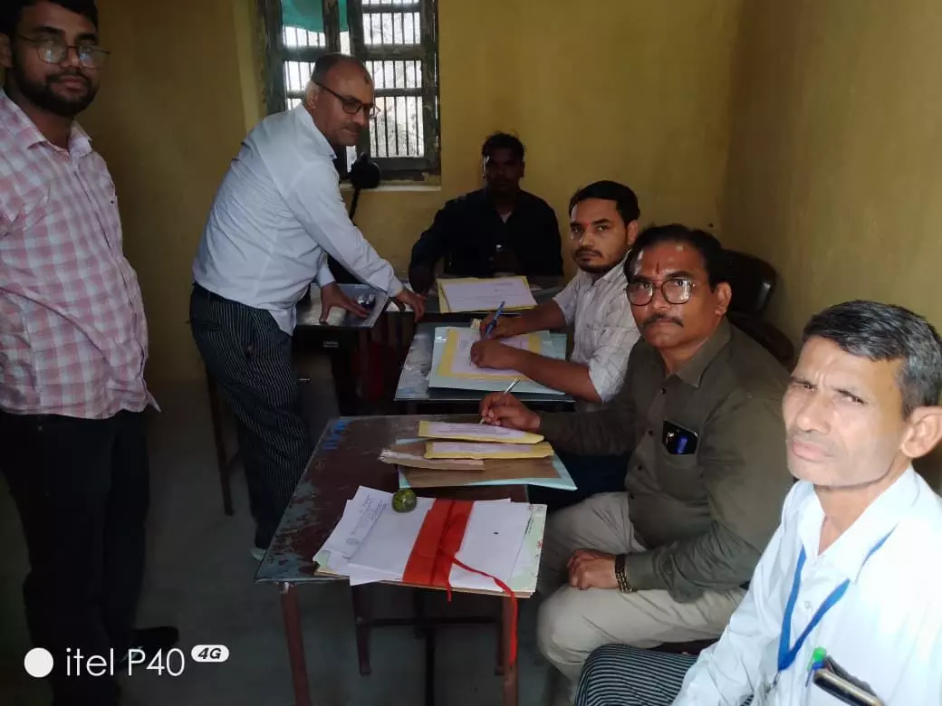 भुसावर न्यायालय परिसर के अंदर टेबल पर दस्तावेजों के साथ चुनाव कार्य निपटाते मतदान अधिकारी और अधिवक्ता। भुसावर न्यायालय परिसर के अंदर टेबल पर दस्तावेजों के साथ चुनाव कार्य निपटाते मतदान अधिकारी और अधिवक्ता।