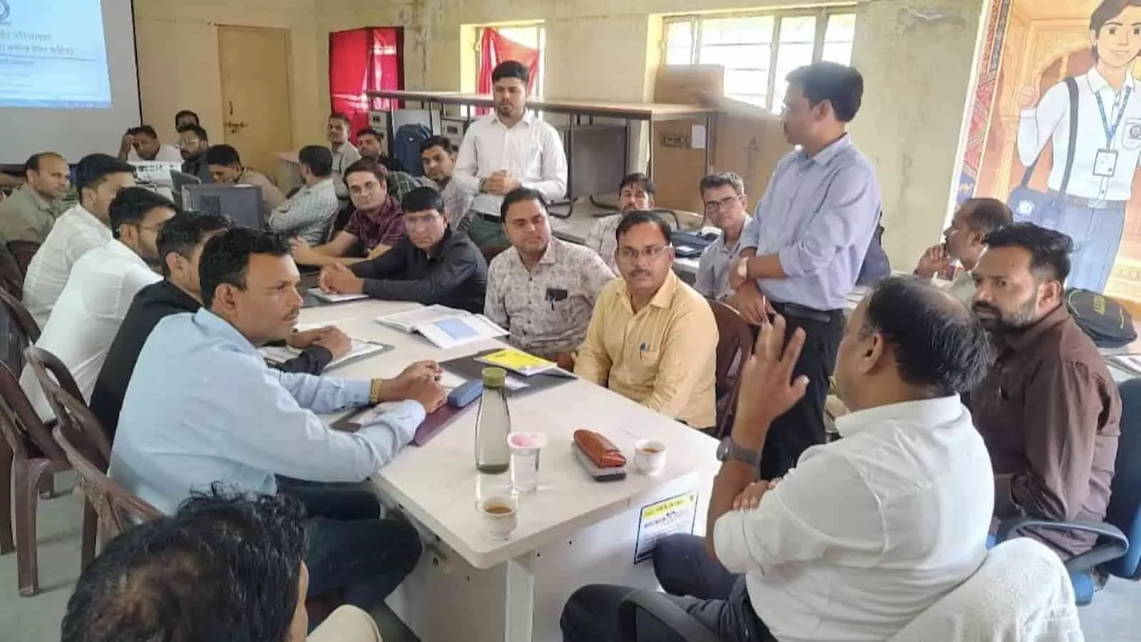 बारां के सरकारी कार्यालय में जनगणना 2027 प्रशिक्षण के दौरान चर्चा करते अधिकारी और प्रतिभागी। बारां के सरकारी कार्यालय में जनगणना 2027 प्रशिक्षण के दौरान चर्चा करते अधिकारी और प्रतिभागी।