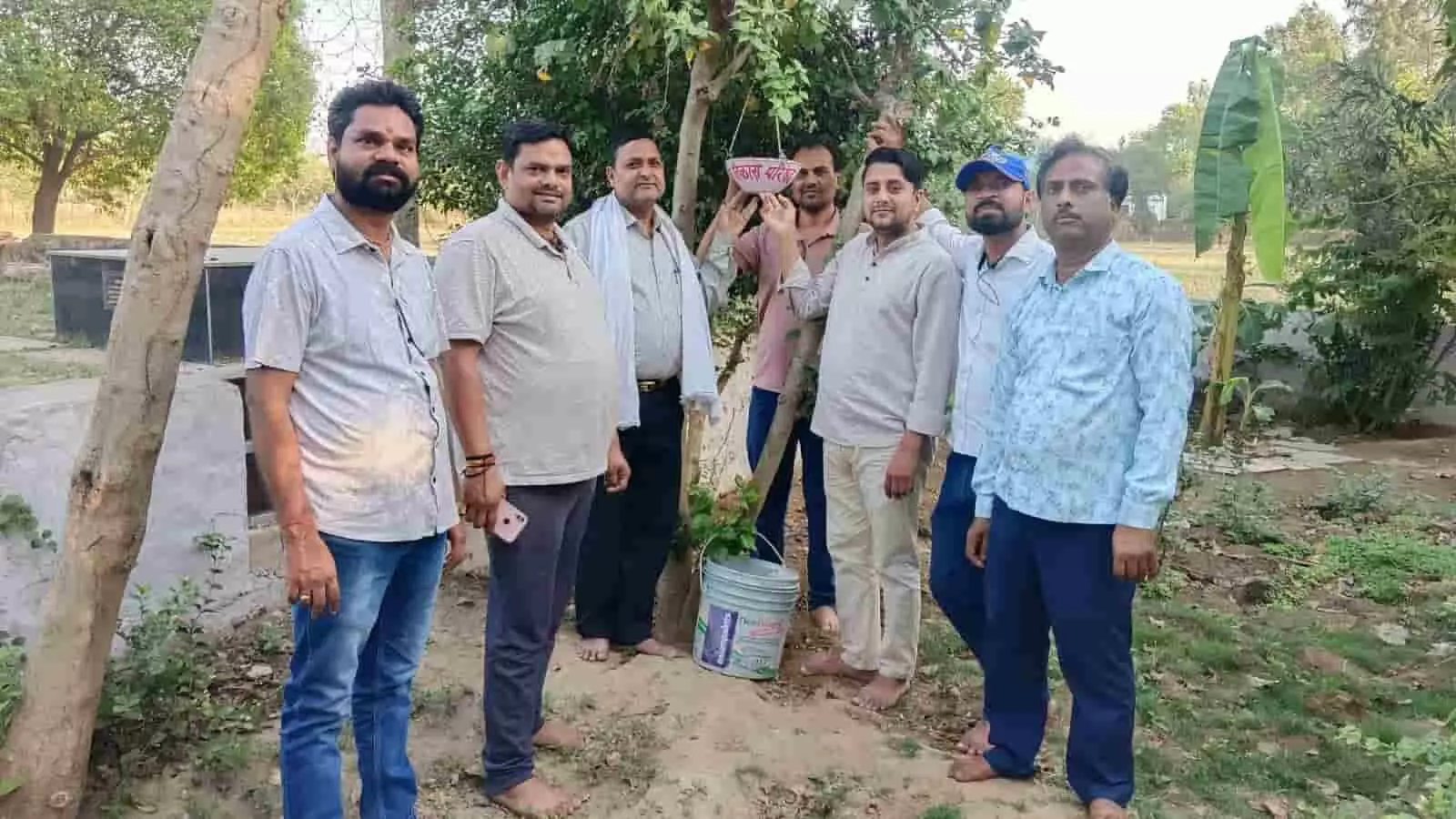 भुसावर में विश्व पृथ्वी दिवस पर हनुमान मंदिर में पेड़ पर मिट्टी का परिण्डा लगाते हुए लोग। भुसावर में विश्व पृथ्वी दिवस पर हनुमान मंदिर में पेड़ पर मिट्टी का परिण्डा लगाते हुए लोग।