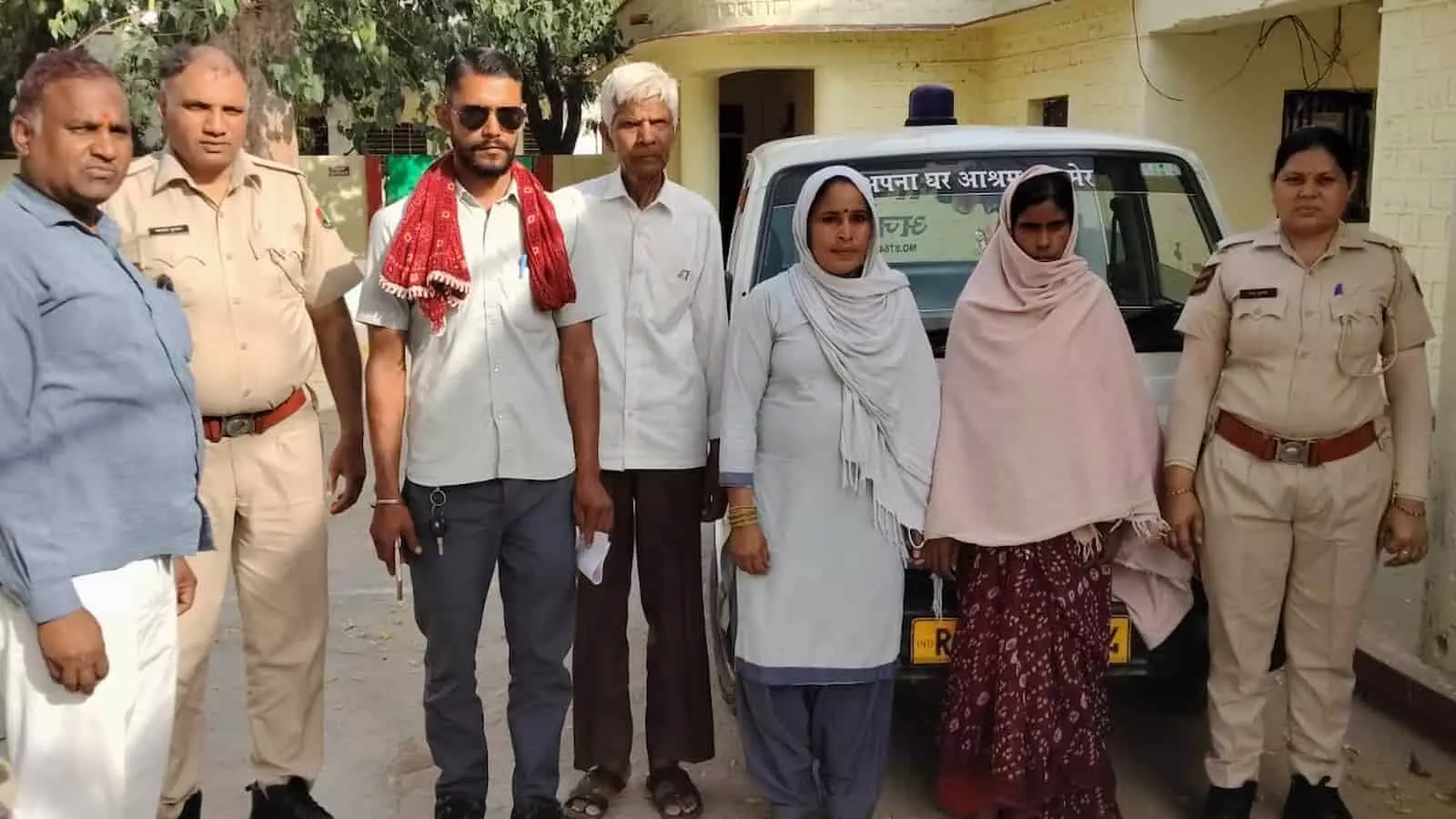 भुसावर पुलिस और अपना घर सेवा समिति के सदस्य विमंदित महिलाओं के रेस्क्यू के दौरान साथ खड़े हैं। भुसावर पुलिस और अपना घर सेवा समिति के सदस्य विमंदित महिलाओं के रेस्क्यू के दौरान साथ खड़े हैं।