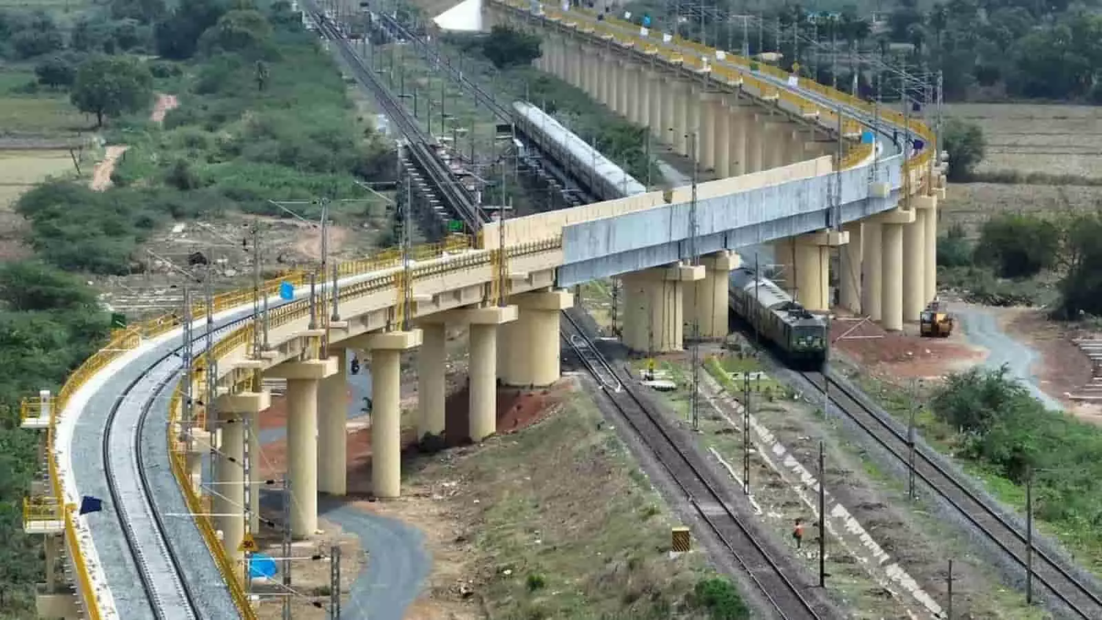 चालीसगांव रेलवे स्टेशन के पास प्रस्तावित रेल ओवर रेल फ्लाईओवर का ग्राफिक और रेल पटरियों का दृश्य। चालीसगांव रेलवे स्टेशन के पास प्रस्तावित रेल ओवर रेल फ्लाईओवर का ग्राफिक और रेल पटरियों का दृश्य।