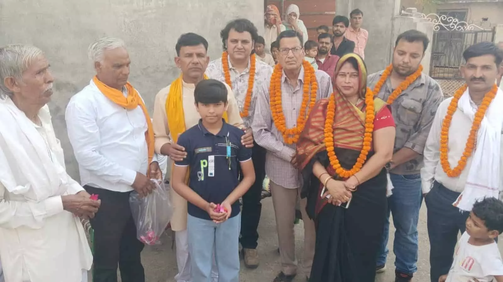 डीग में मैथिल ब्राह्मण समाज के सदस्य और भामाशाह कन्यादान समारोह के दौरान समूह में खड़े हुए। डीग में मैथिल ब्राह्मण समाज के सदस्य और भामाशाह कन्यादान समारोह के दौरान समूह में खड़े हुए।