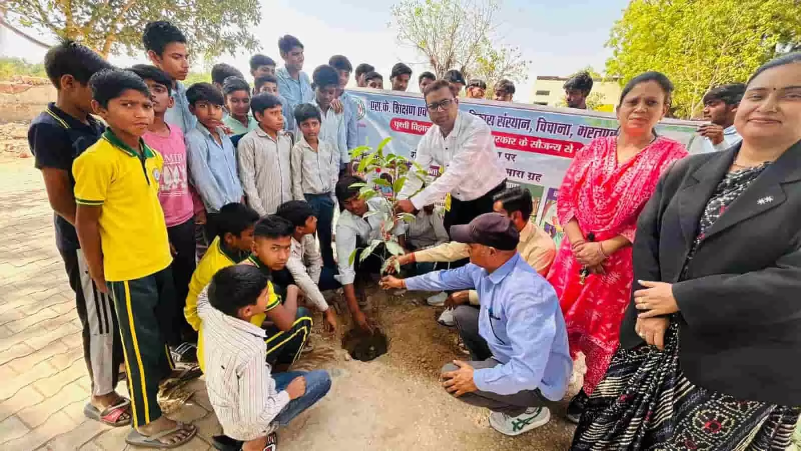 चिचाना के राजकीय विद्यालय में पृथ्वी दिवस पर शिक्षकों और विद्यार्थियों द्वारा किया जा रहा पौधारोपण। चिचाना के राजकीय विद्यालय में पृथ्वी दिवस पर शिक्षकों और विद्यार्थियों द्वारा किया जा रहा पौधारोपण।