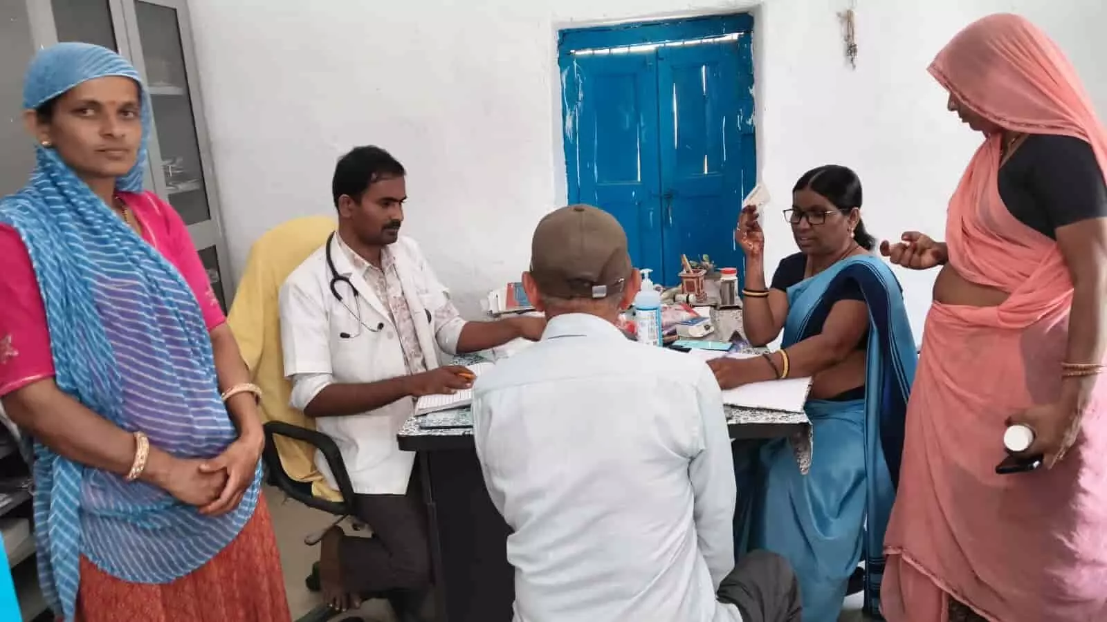 डगार के राजकीय आयुर्वेद औषधालय में डॉक्टर द्वारा मरीज की जांच और टीबी स्क्रीनिंग की प्रक्रिया।