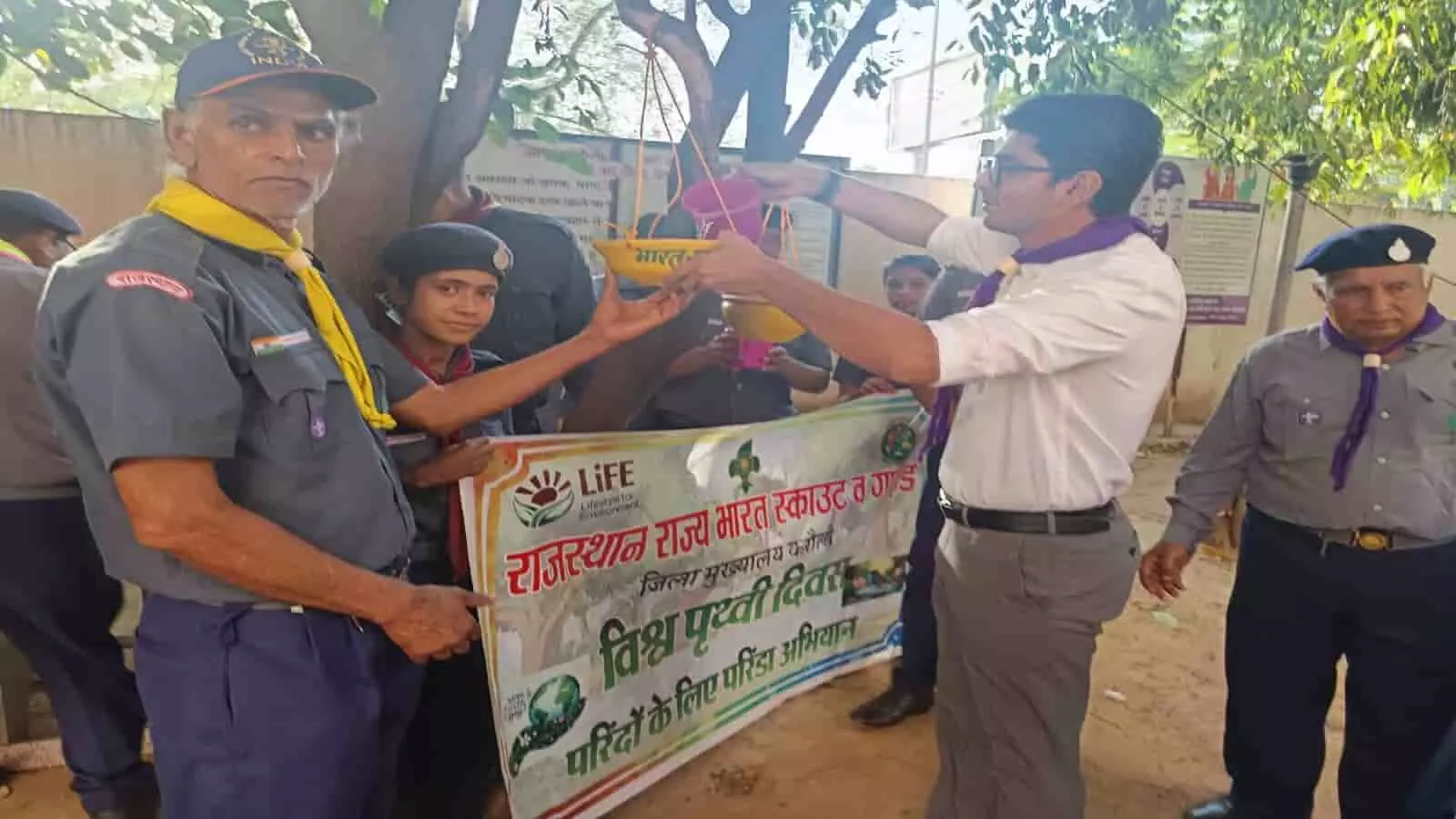करौली में जिला कलक्टर अक्षय गोदारा स्काउट गाइड सदस्यों के साथ पेड़ पर मिट्टी का परिंडा बांधते हुए। करौली में जिला कलक्टर अक्षय गोदारा स्काउट गाइड सदस्यों के साथ पेड़ पर मिट्टी का परिंडा बांधते हुए।