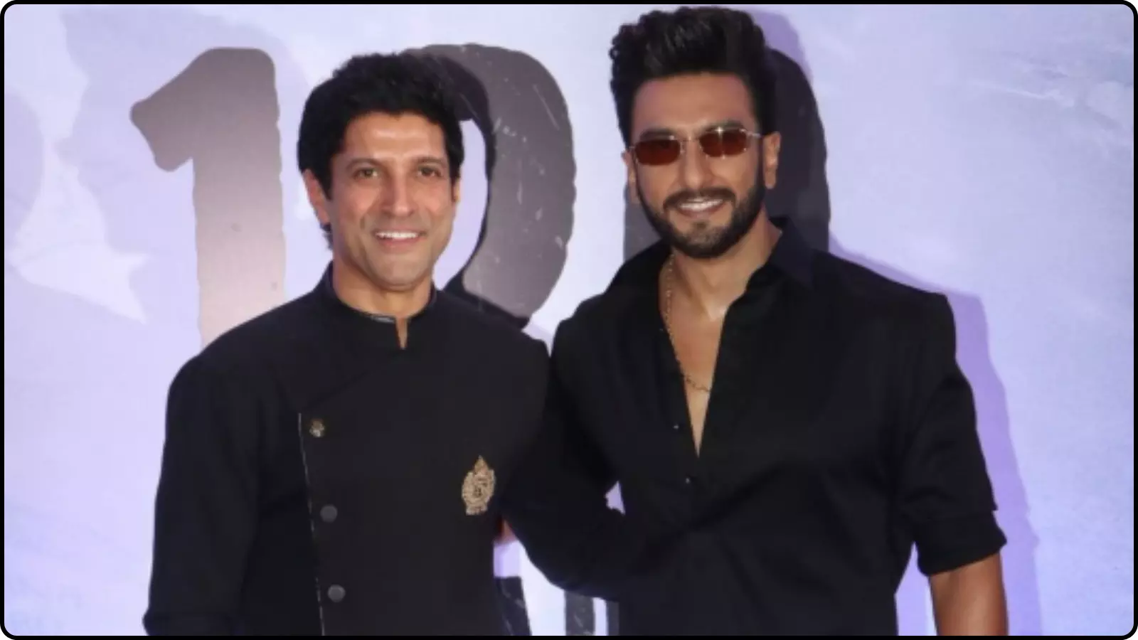 काले रंग के औपचारिक कपड़ों में मुस्कुराते हुए फरहान अख्तर और रणवीर सिंह एक साथ खड़े दिख रहे हैं। काले रंग के औपचारिक कपड़ों में मुस्कुराते हुए फरहान अख्तर और रणवीर सिंह एक साथ खड़े दिख रहे हैं।