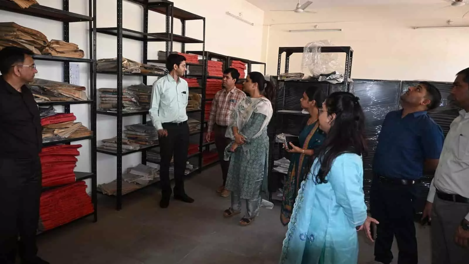 चित्तौड़गढ़ जिला कलक्टर डॉ. मंजू अधिकारियों के साथ जिला पुस्तकालय में व्यवस्थाओं का निरीक्षण करते हुए। चित्तौड़गढ़ जिला कलक्टर डॉ. मंजू अधिकारियों के साथ जिला पुस्तकालय में व्यवस्थाओं का निरीक्षण करते हुए।