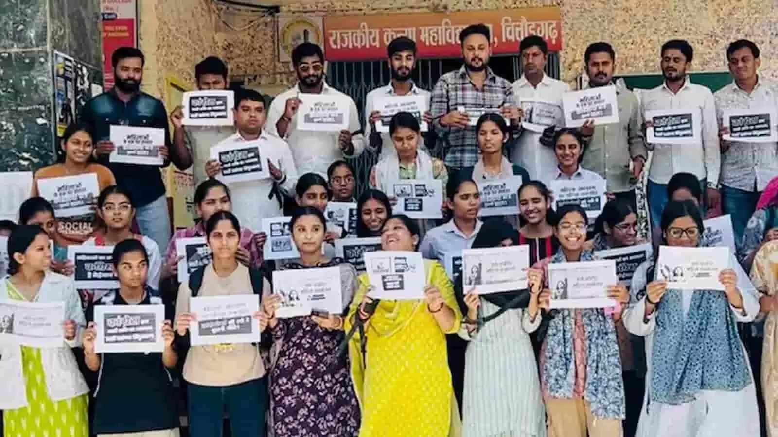 चित्तौड़गढ़ में नारी शक्ति वंदन अधिनियम के समर्थन में तख्तियां लिए प्रदर्शन करते भाजपा कार्यकर्ता। चित्तौड़गढ़ में नारी शक्ति वंदन अधिनियम के समर्थन में तख्तियां लिए प्रदर्शन करते भाजपा कार्यकर्ता।