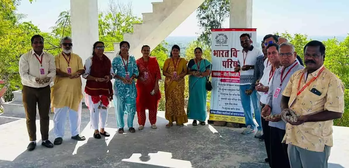 भीलवाड़ा की रामदेव जी डूंगरी पर हाथ में बीज लिए खड़े भारत विकास परिषद के सदस्य।