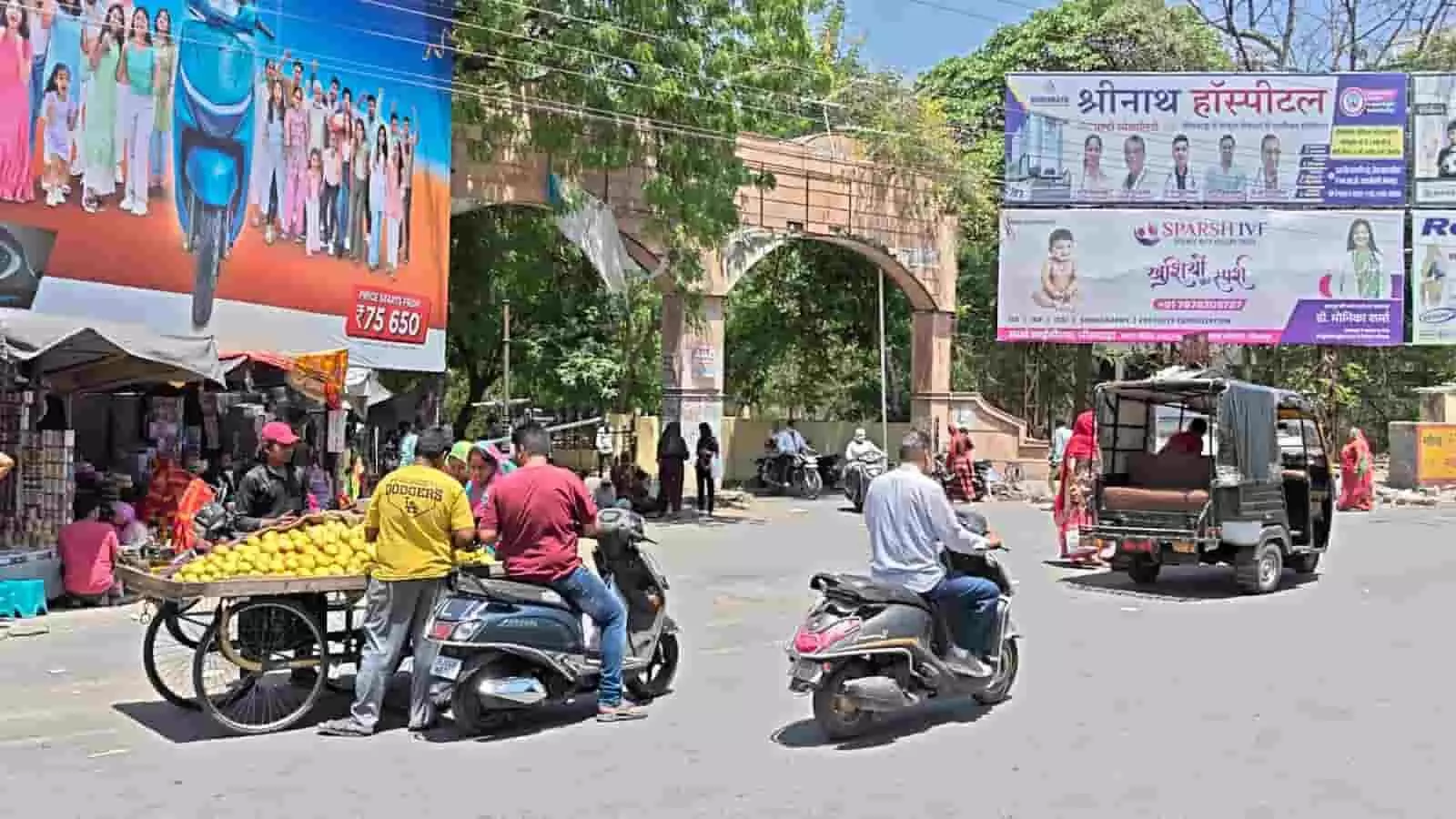 भीलवाड़ा के मुख्य मार्ग पर सड़क किनारे अवैध फल के ठेले और वाहनों की भीड़ का दृश्य।