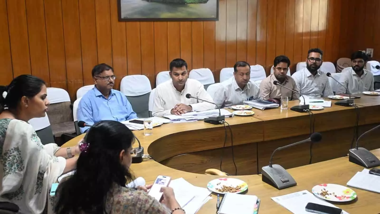 चित्तौड़गढ़ कलक्ट्रेट के समिति कक्ष में बैठक लेते अधिकारी और जिला कलक्टर डॉ. मंजू। चित्तौड़गढ़ कलक्ट्रेट के समिति कक्ष में बैठक लेते अधिकारी और जिला कलक्टर डॉ. मंजू।