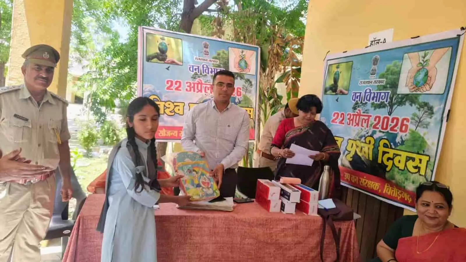 चित्तौड़गढ़ के स्कूल में पृथ्वी दिवस पर छात्रा को पुरस्कार देते वन विभाग के अधिकारी राहुल झांझड़िया। चित्तौड़गढ़ के स्कूल में पृथ्वी दिवस पर छात्रा को पुरस्कार देते वन विभाग के अधिकारी राहुल झांझड़िया।