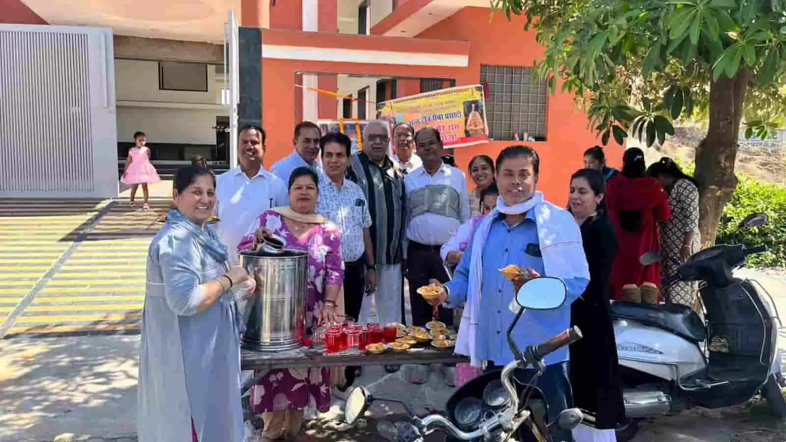 भीलवाड़ा में प्रेम प्रकाश आश्रम के बाहर सेवादार राहगीरों को शरबत और भोजन वितरित करते हुए।