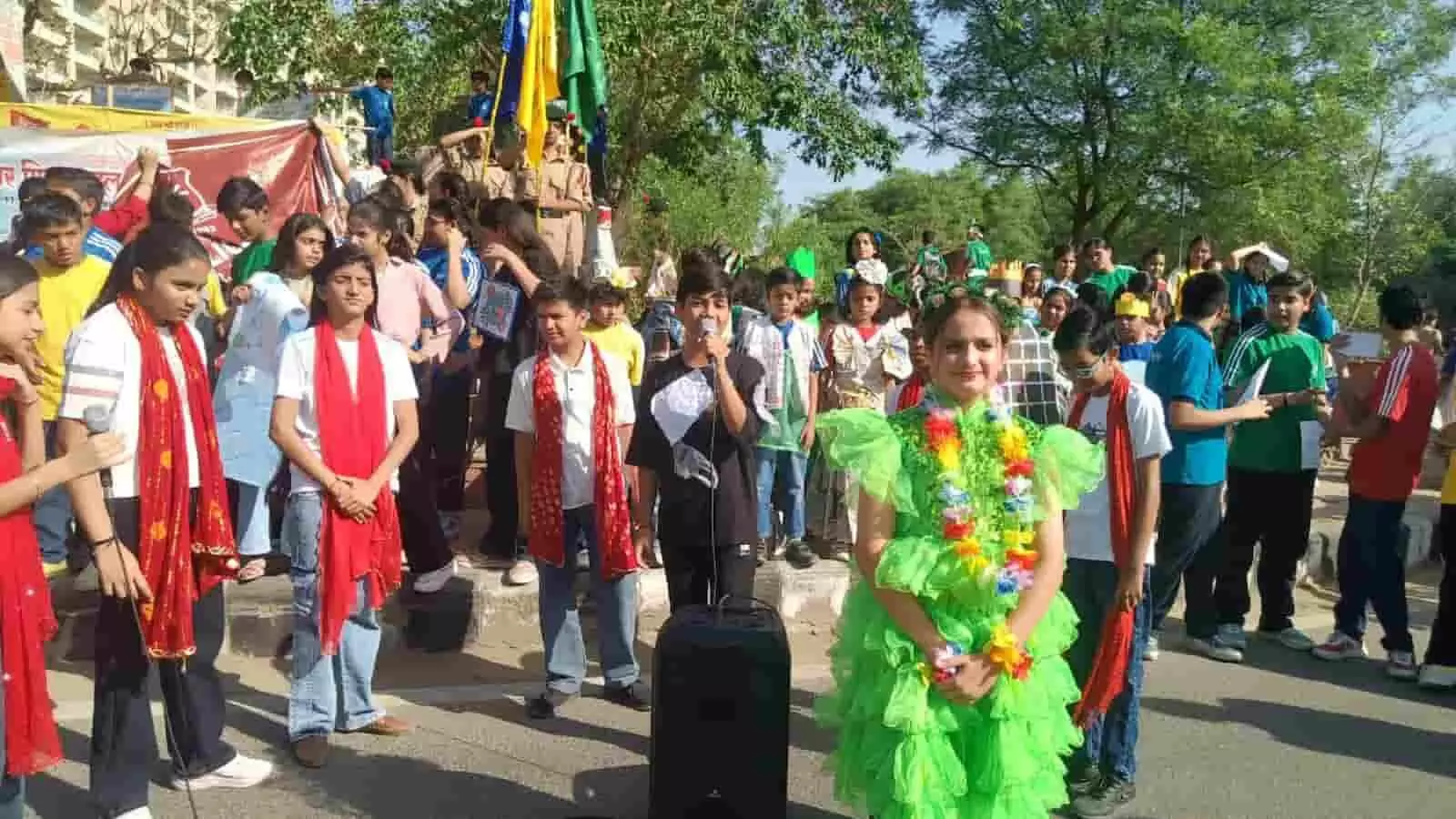 जयपुर के एनआरआई सर्किल पर वर्ल्ड अर्थ डे जागरूकता रैली में शामिल स्कूली छात्र और नगर निगम कर्मचारी। जयपुर के एनआरआई सर्किल पर वर्ल्ड अर्थ डे जागरूकता रैली में शामिल स्कूली छात्र और नगर निगम कर्मचारी।